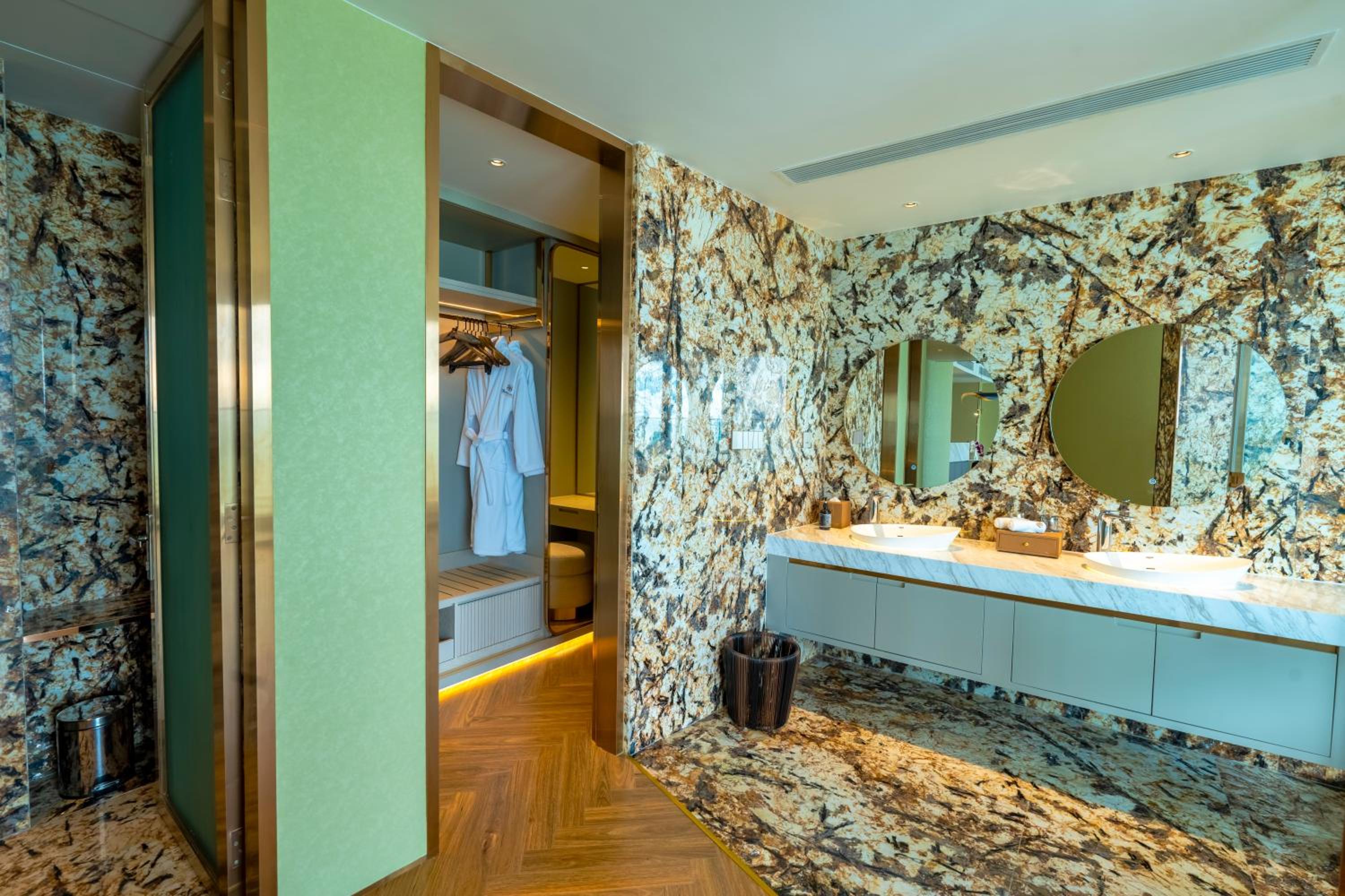 Executive Suite-One King Bed,Sea View thumbnail 5