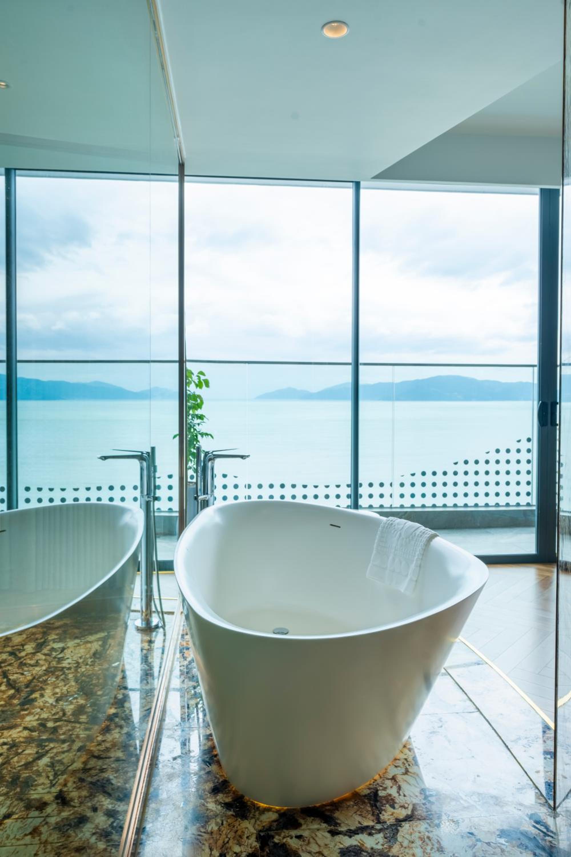 Executive Suite-One King Bed,Sea View