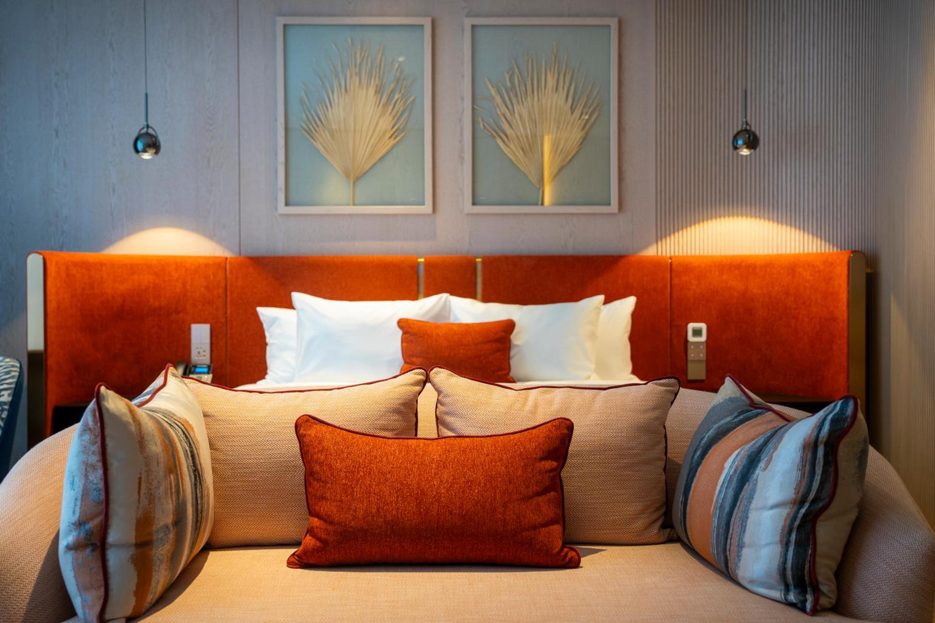 Deluxe Suite-One King Bed,Sea View