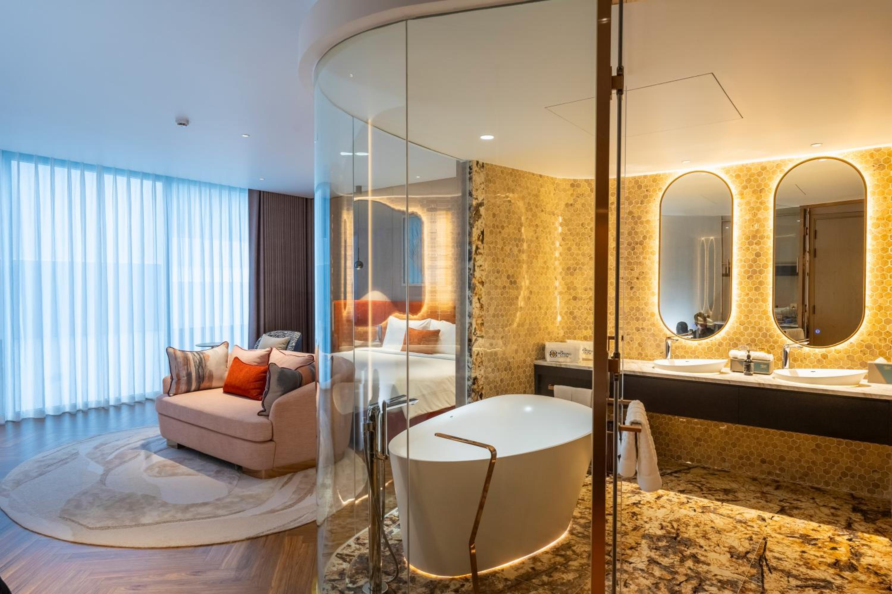 Deluxe Suite-One King Bed,Sea View thumbnail 6