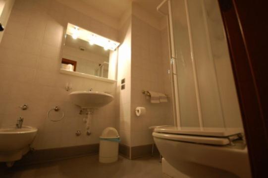 Double or Twin Room - Photo 5