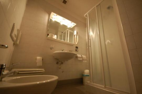 Double or Twin Room - Photo 8