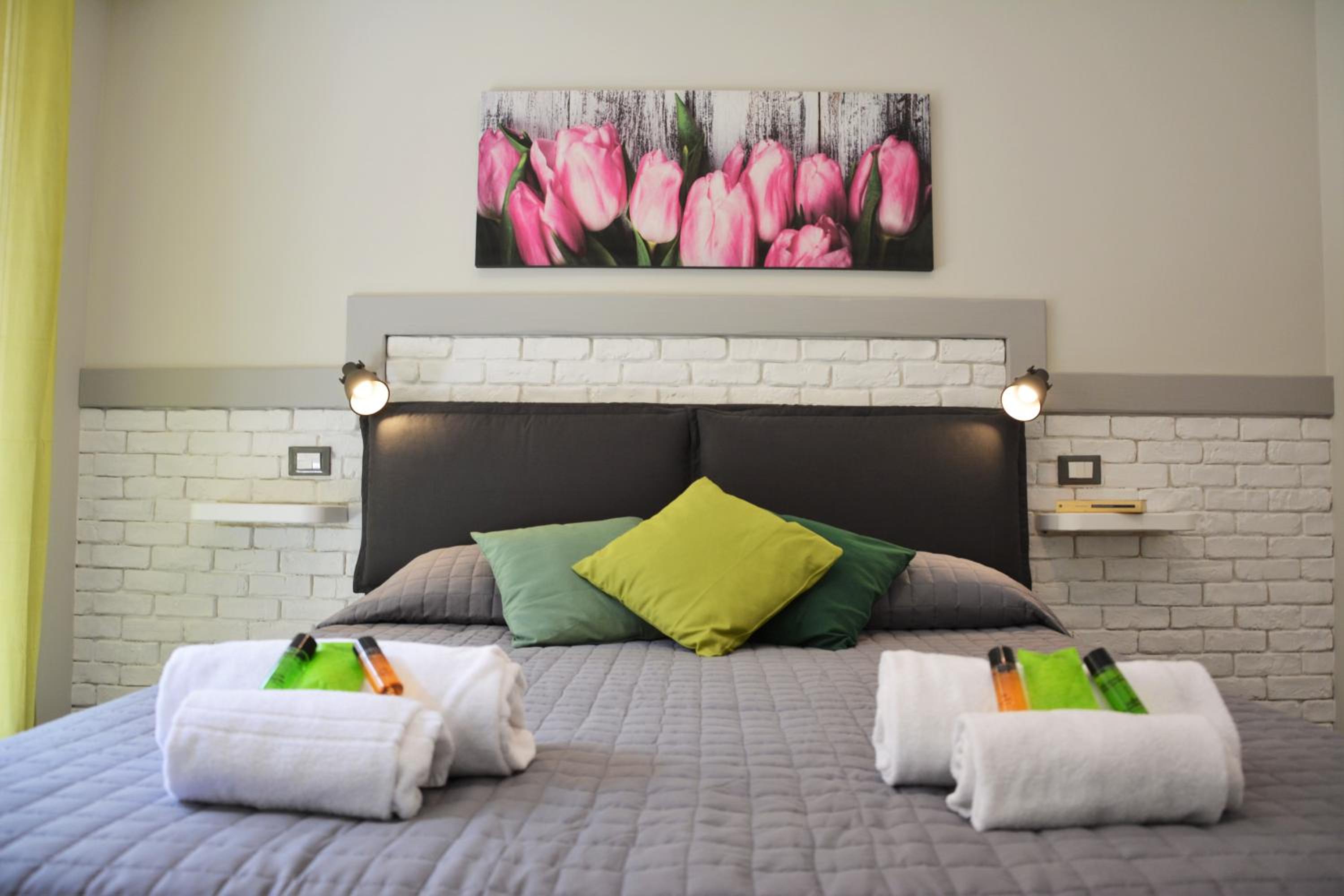 King Room with Balcony - Photo 10
