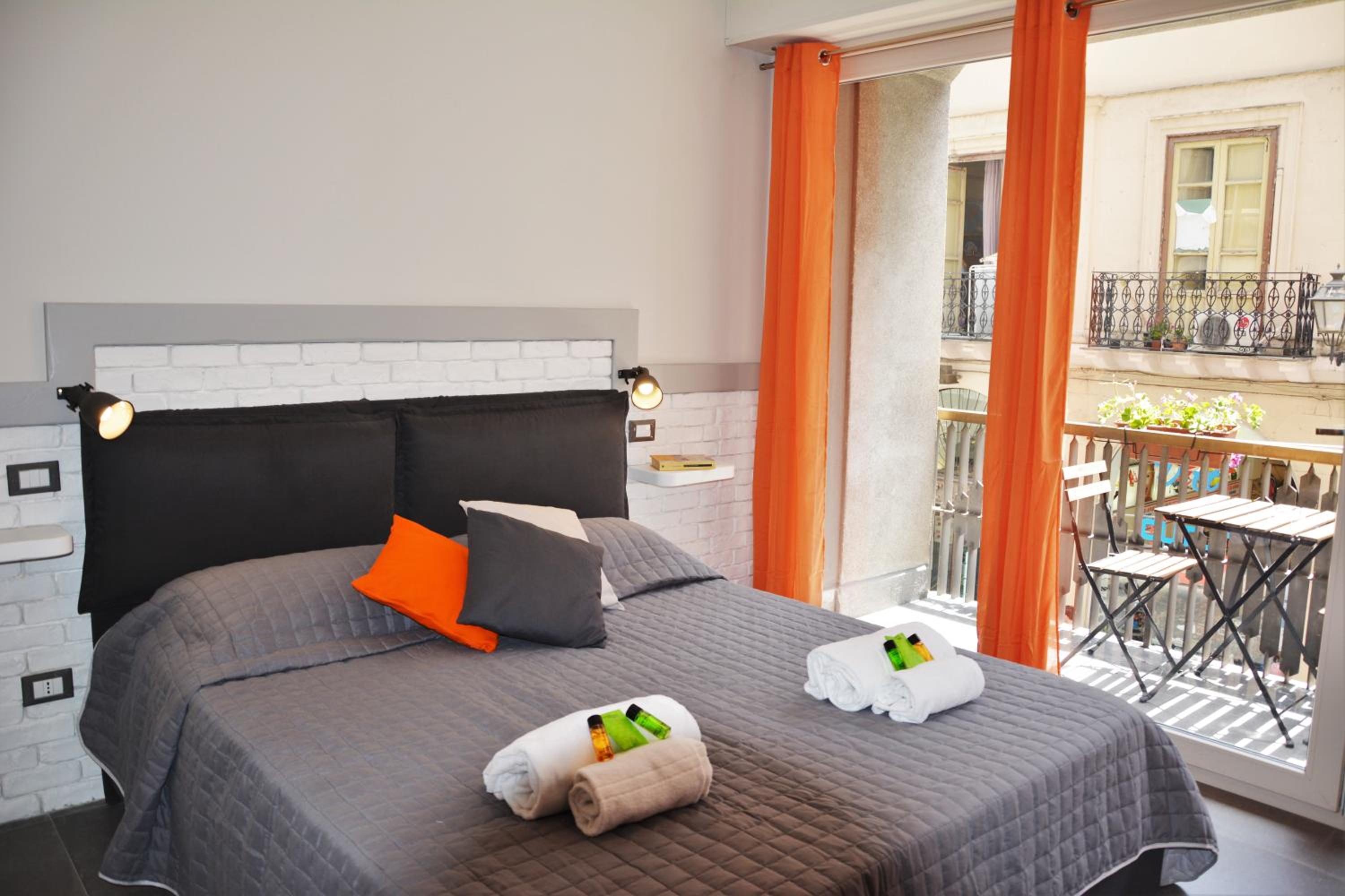 King Room with Balcony - Photo 6