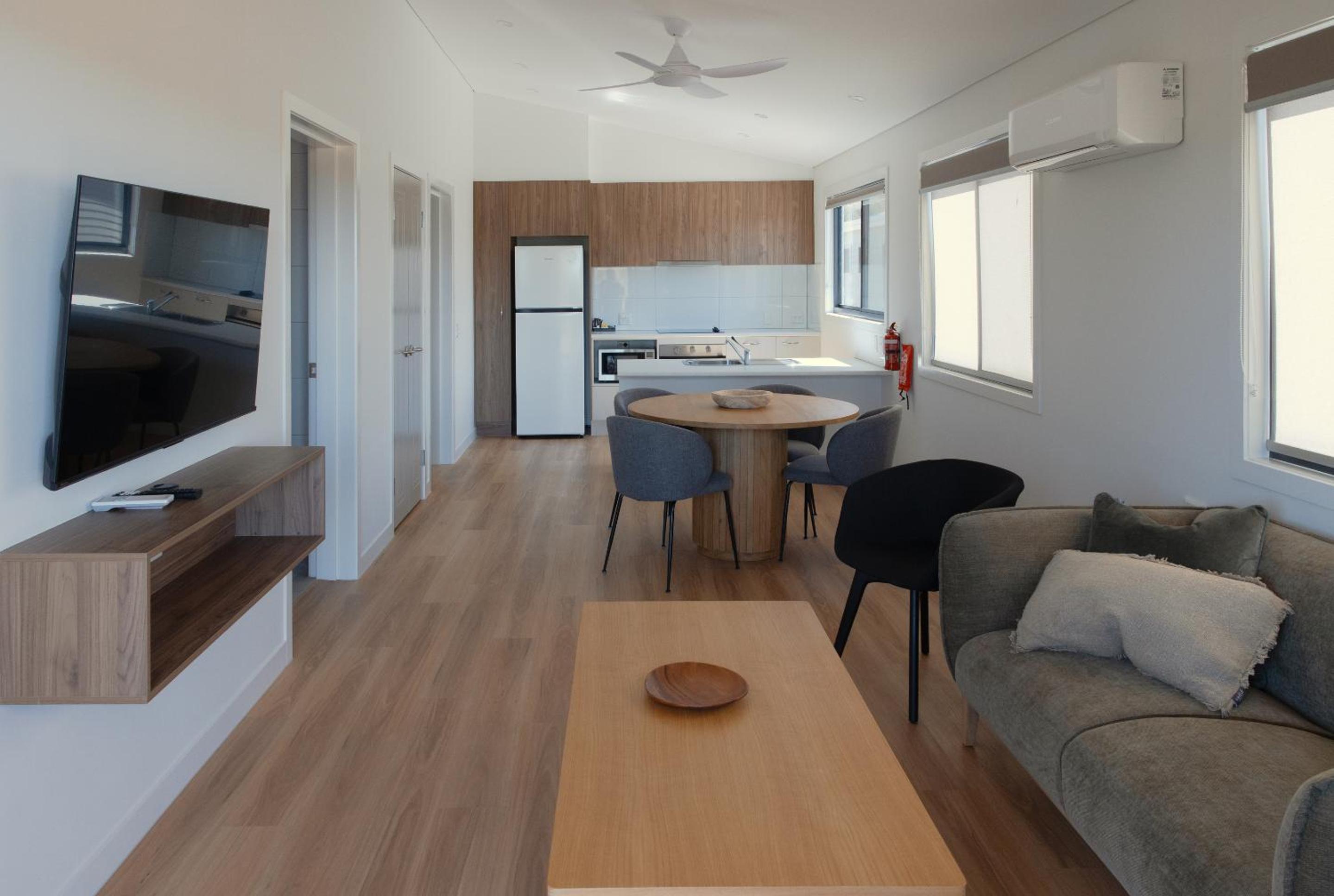 Deluxe 2 Bedroom Access Cabin – Sleeps 4