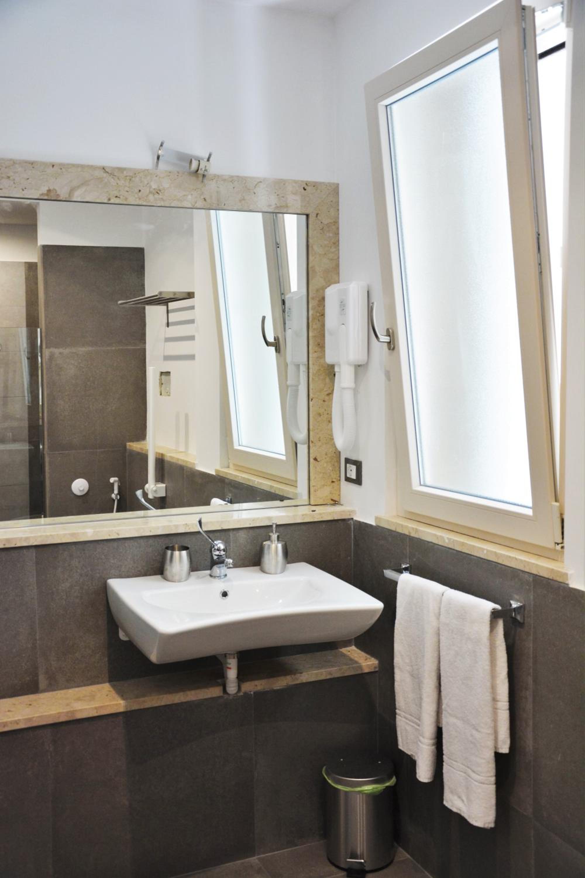 Deluxe Double Room with Balcony - Photo 5