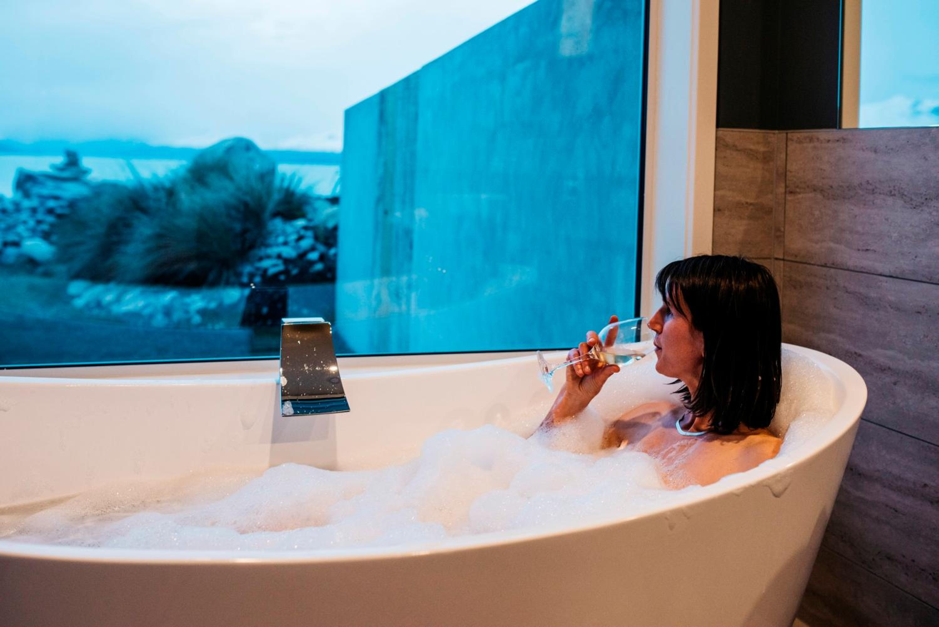 Deluxe King Room with Courtyard and Lake View photo 3