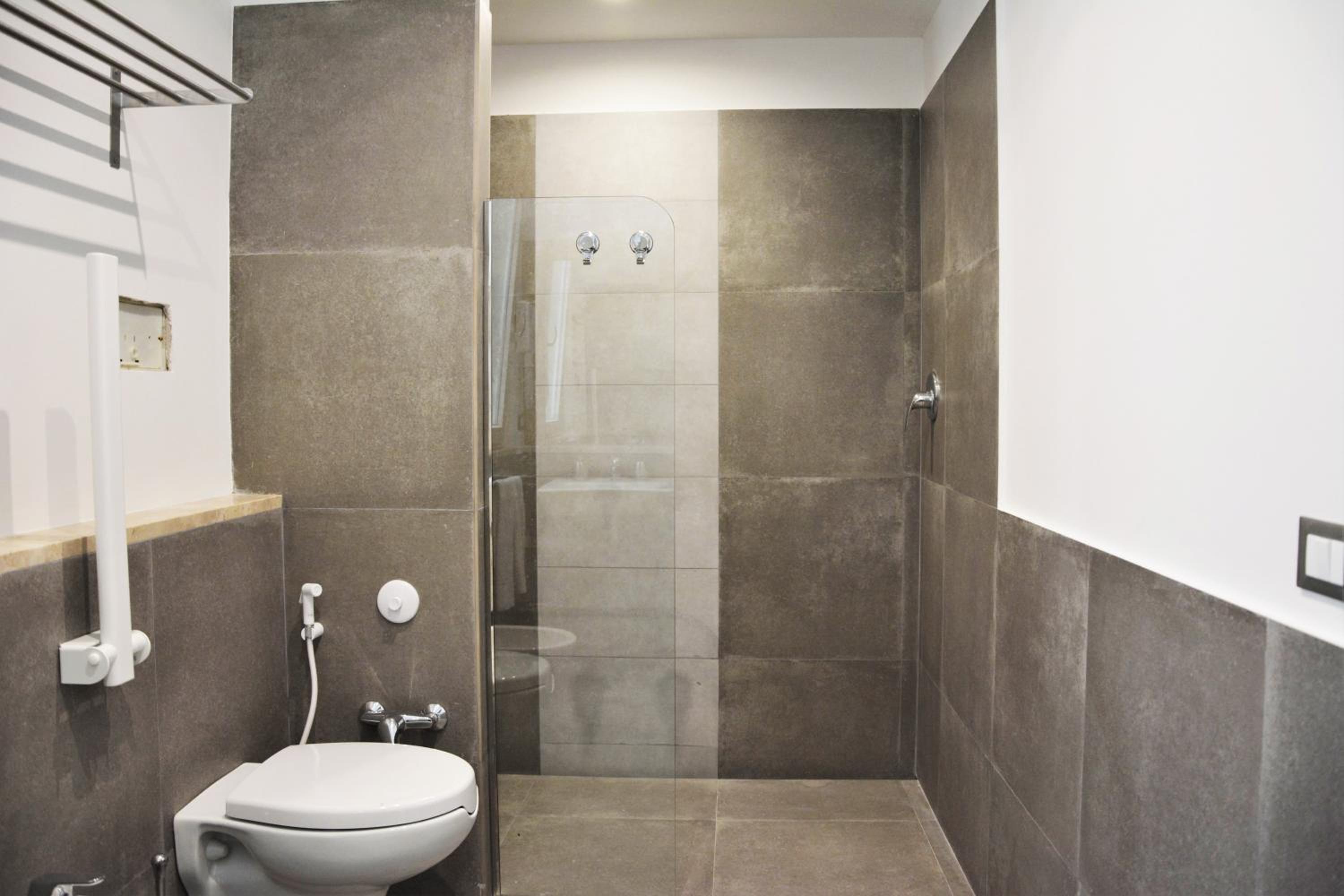 Deluxe Double Room with Balcony - Photo 6