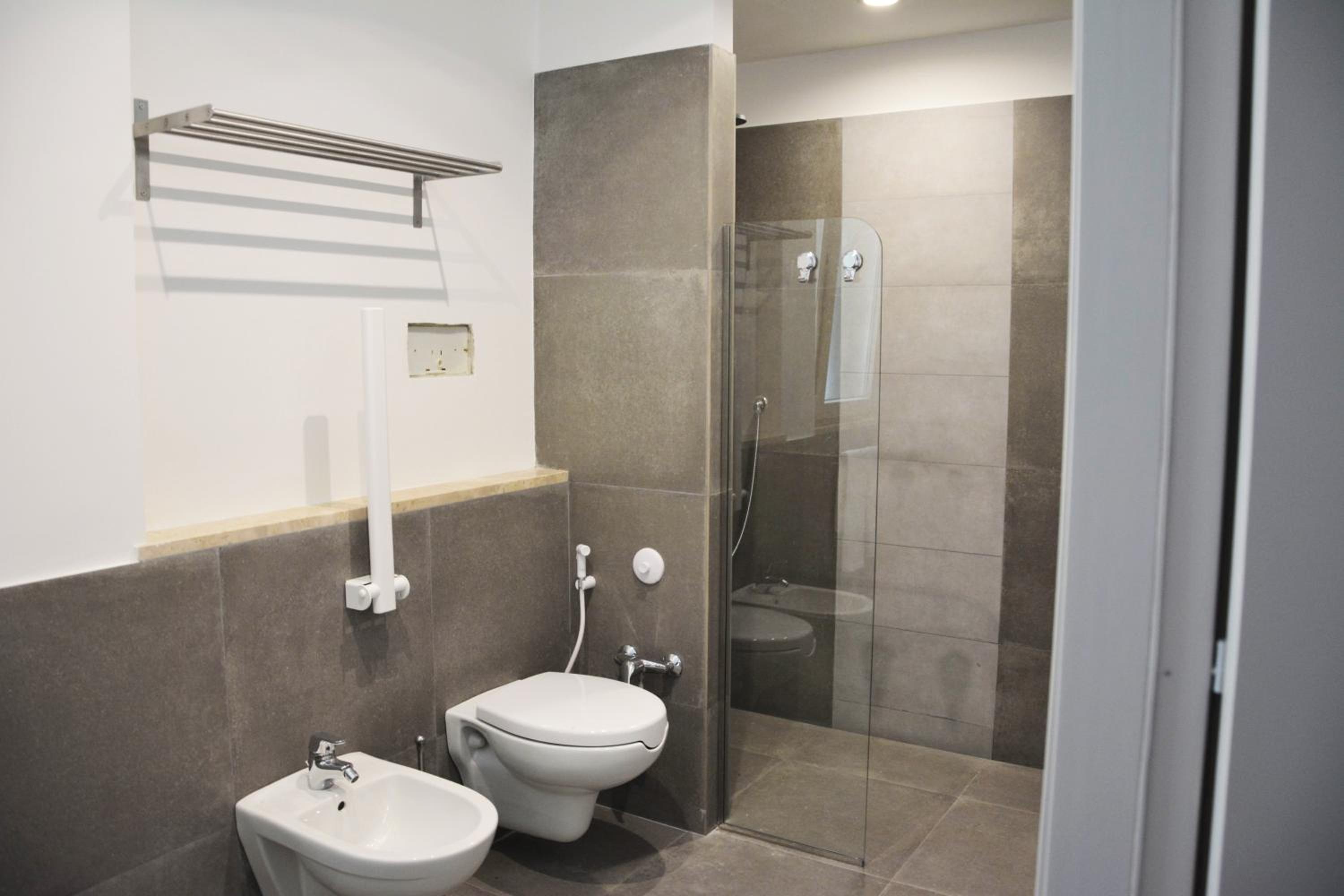 Deluxe Double Room with Balcony - Photo 10