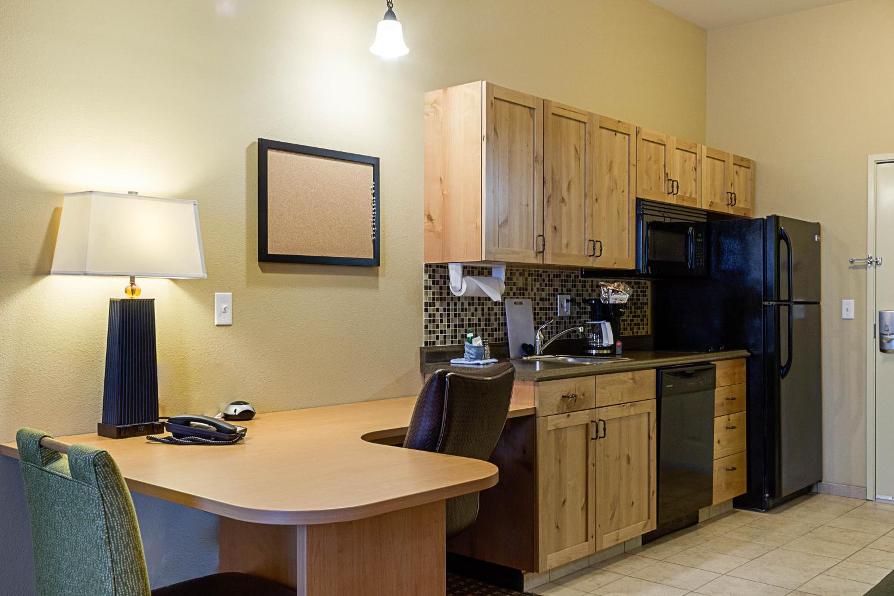 King Suite - Non-Smoking - Photo 7