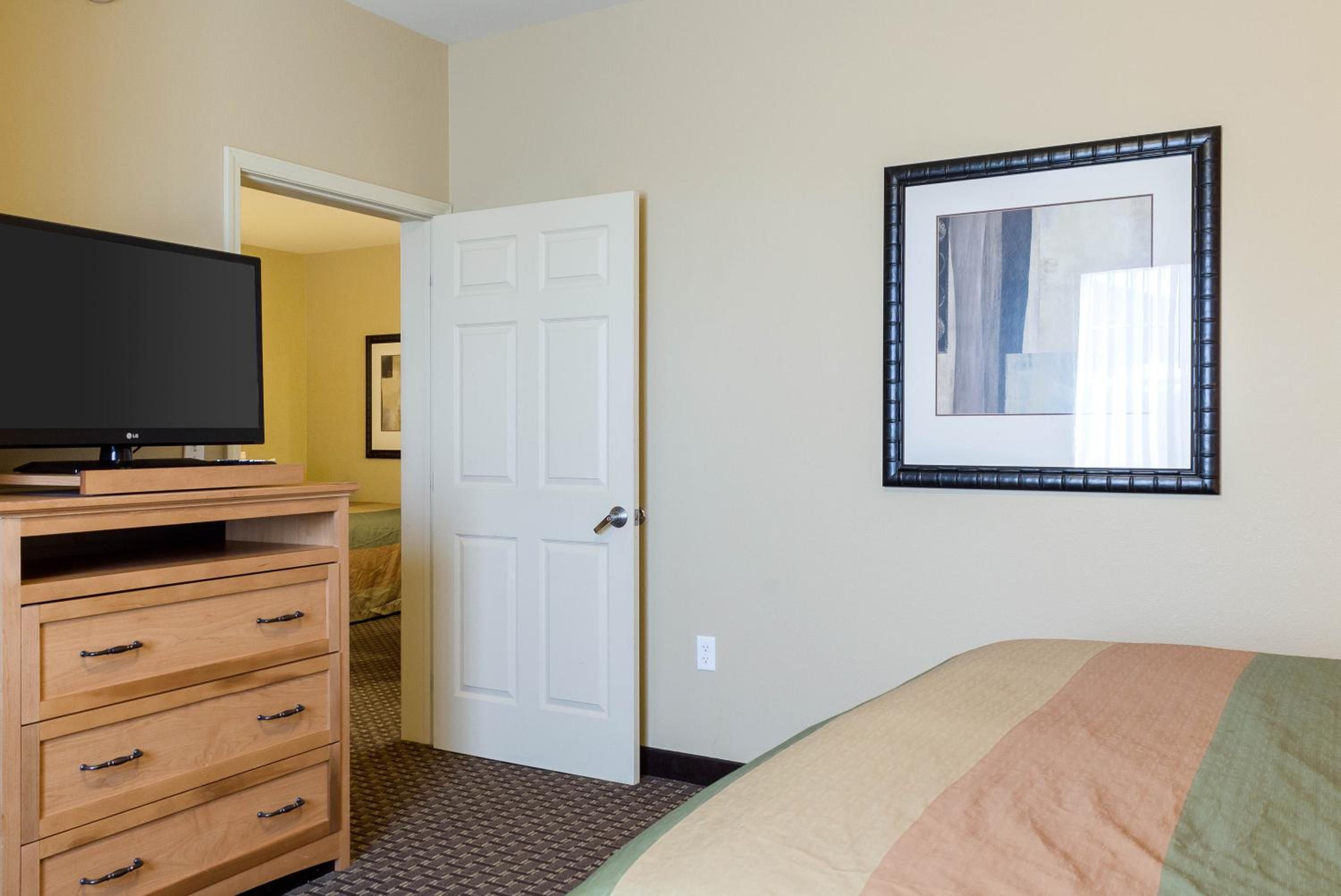 King Suite - Non-Smoking - Photo 5