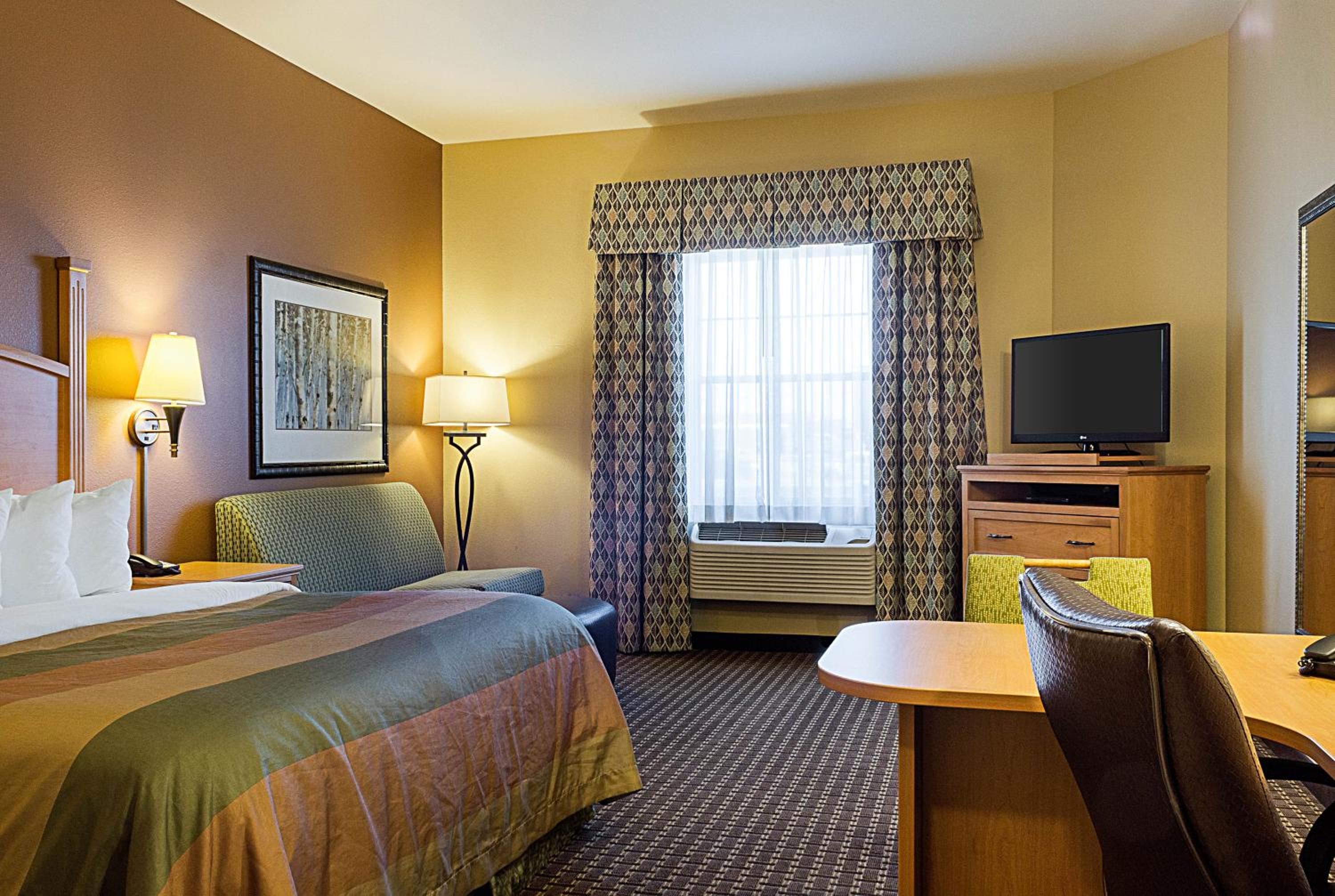 King Suite - Non-Smoking - Photo 8