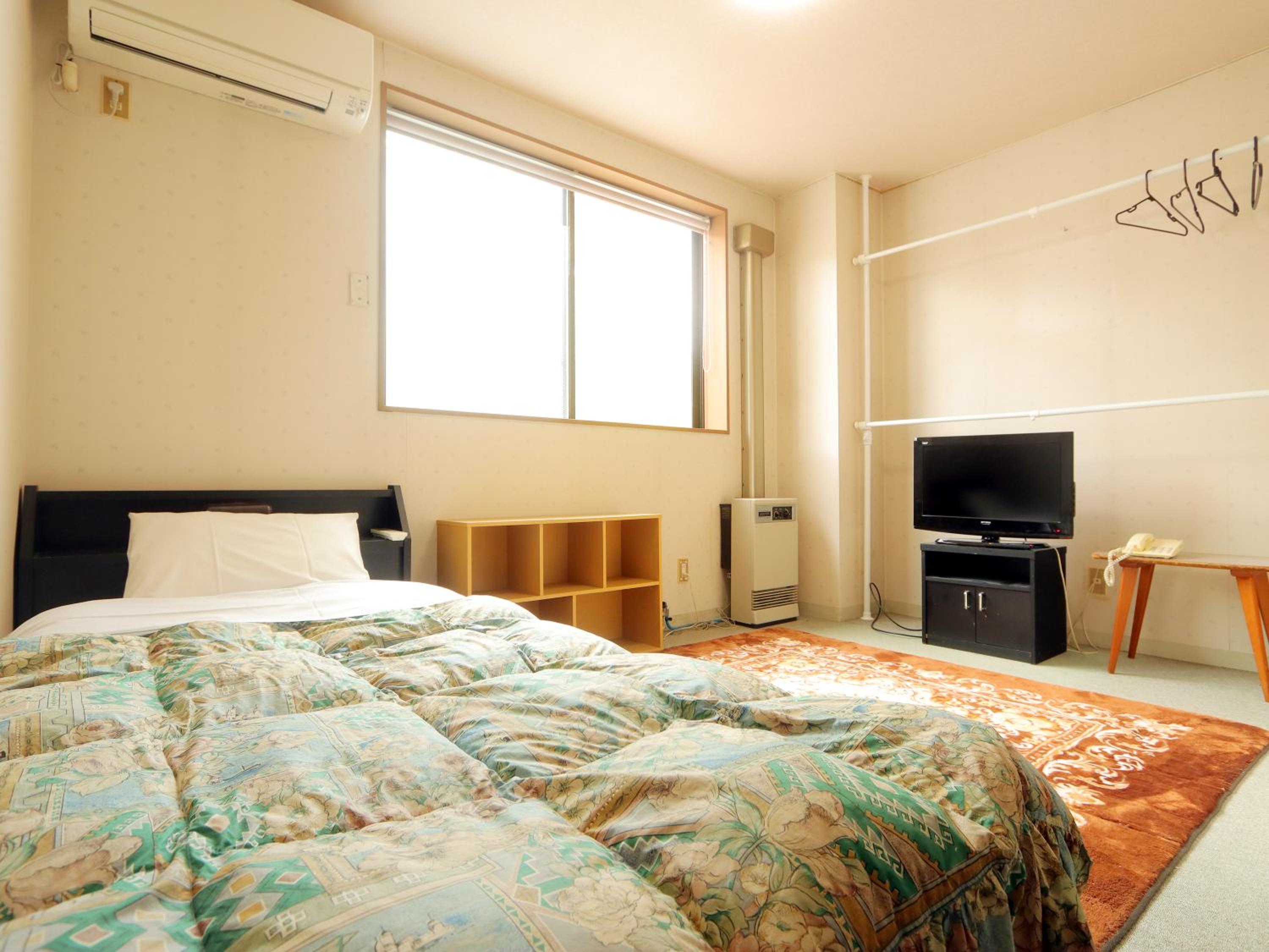 Single Room with Private Bathroom photo 2