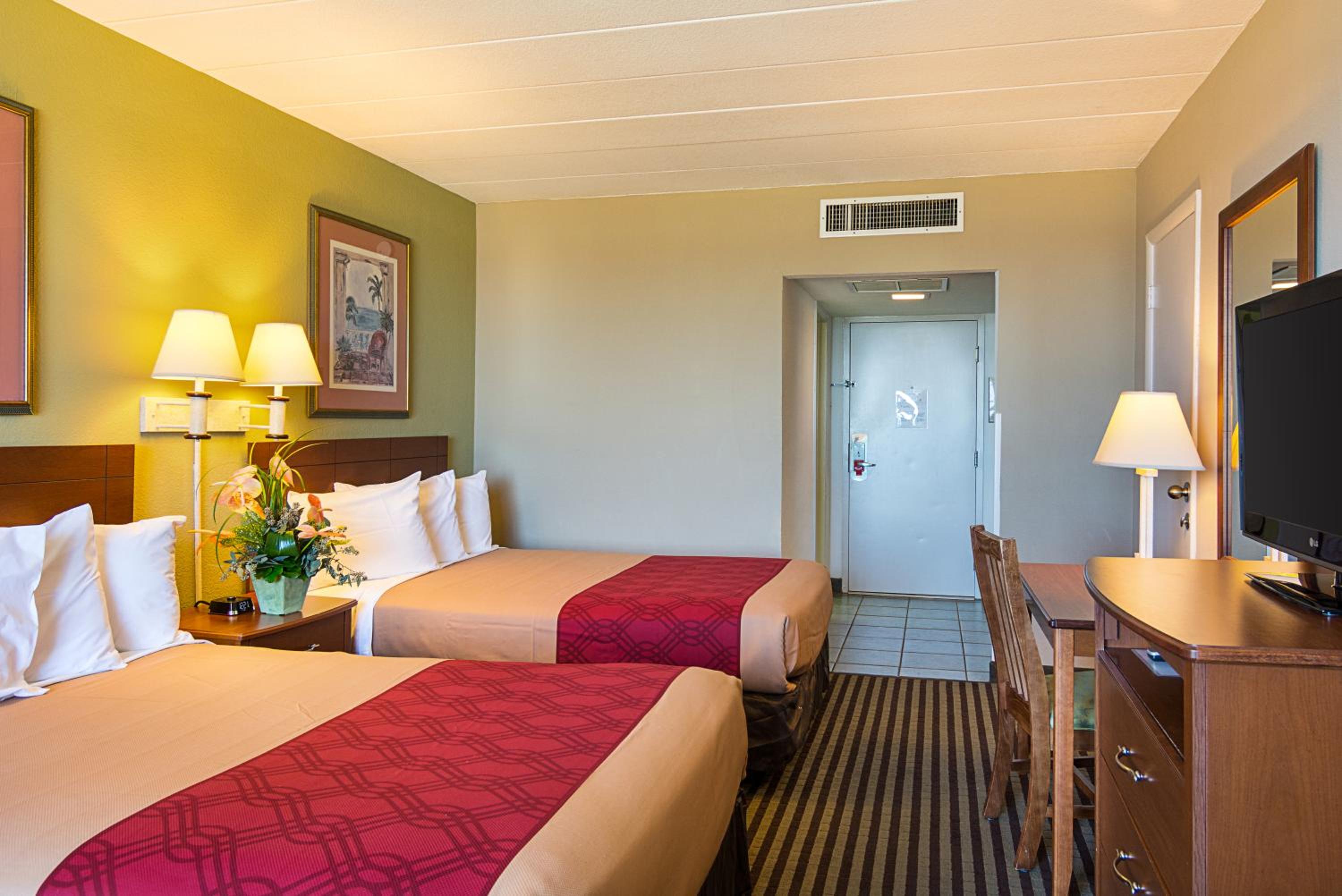 Two double beds - Ocean Front - Private Balcony  - Photo 10