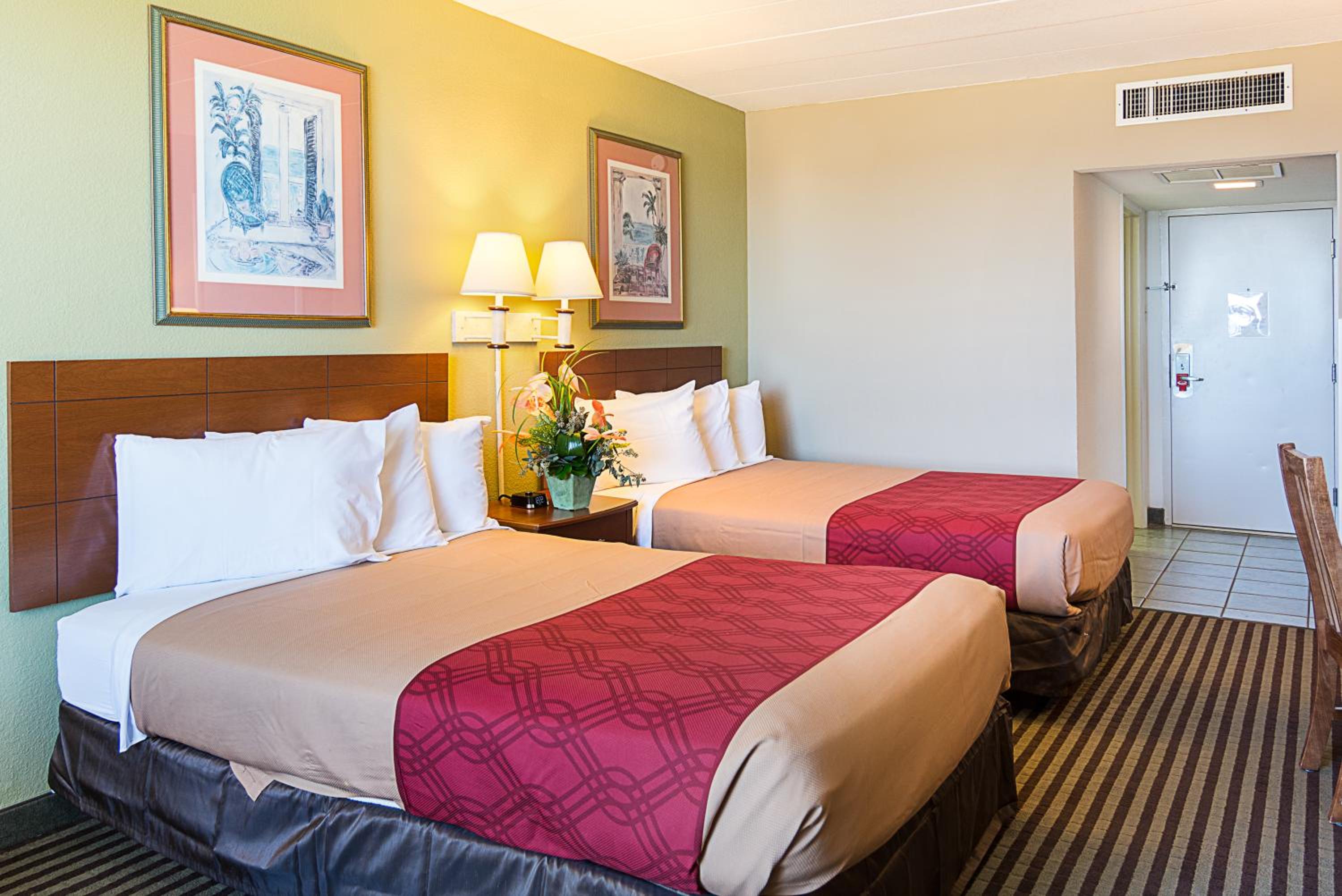 Two double beds - Ocean Front - Private Balcony  - Photo 6
