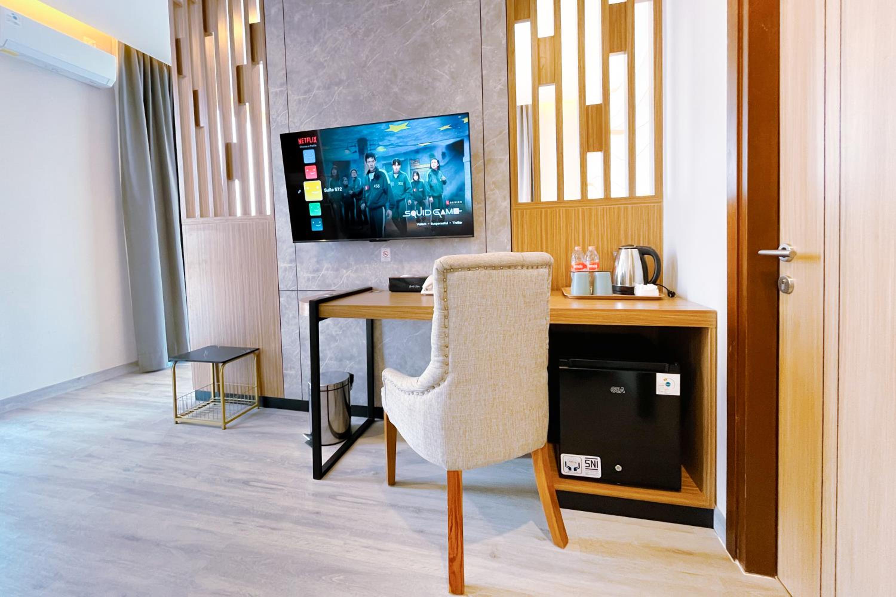 Suite - Photo 1