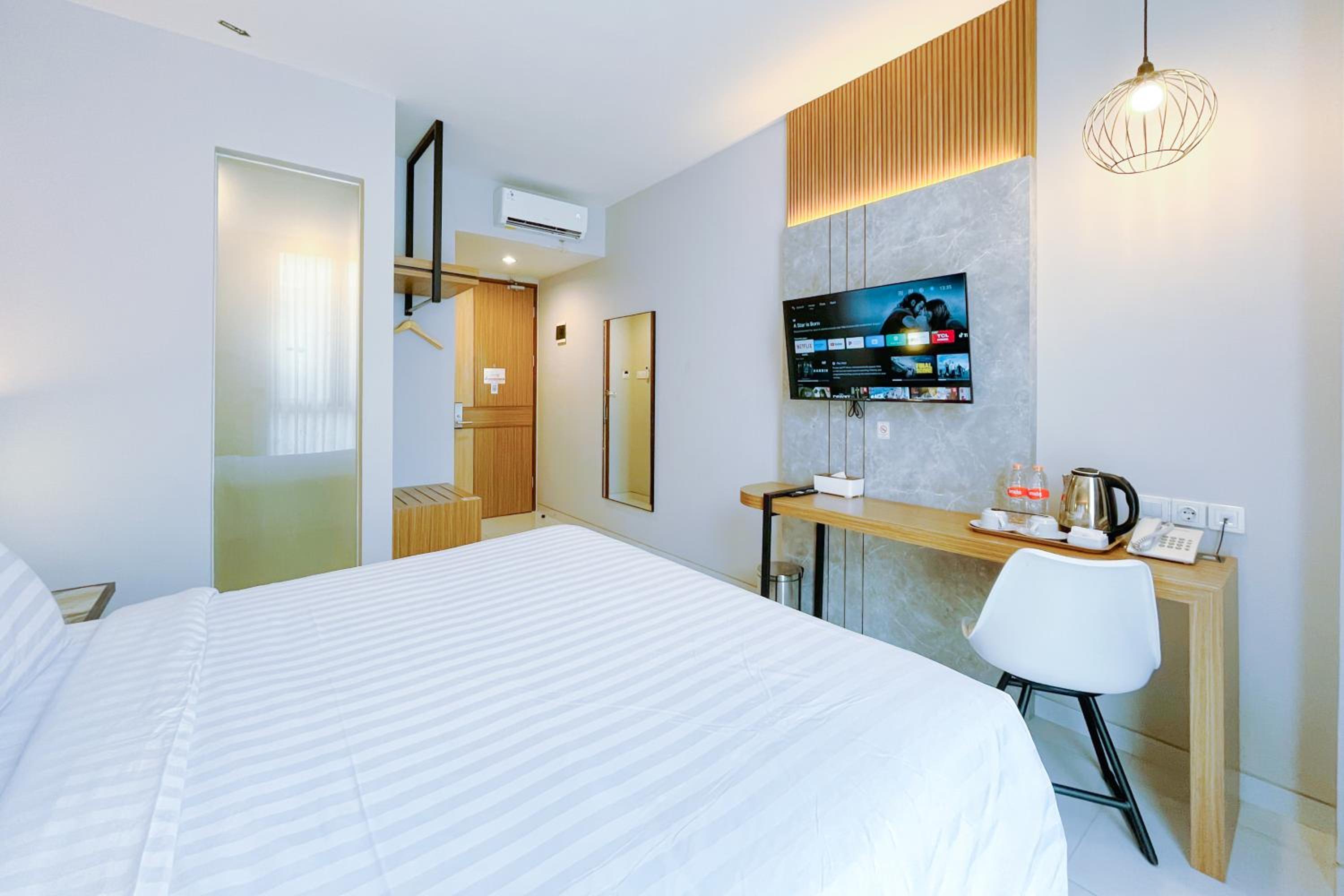 Deluxe King Room - Photo 7