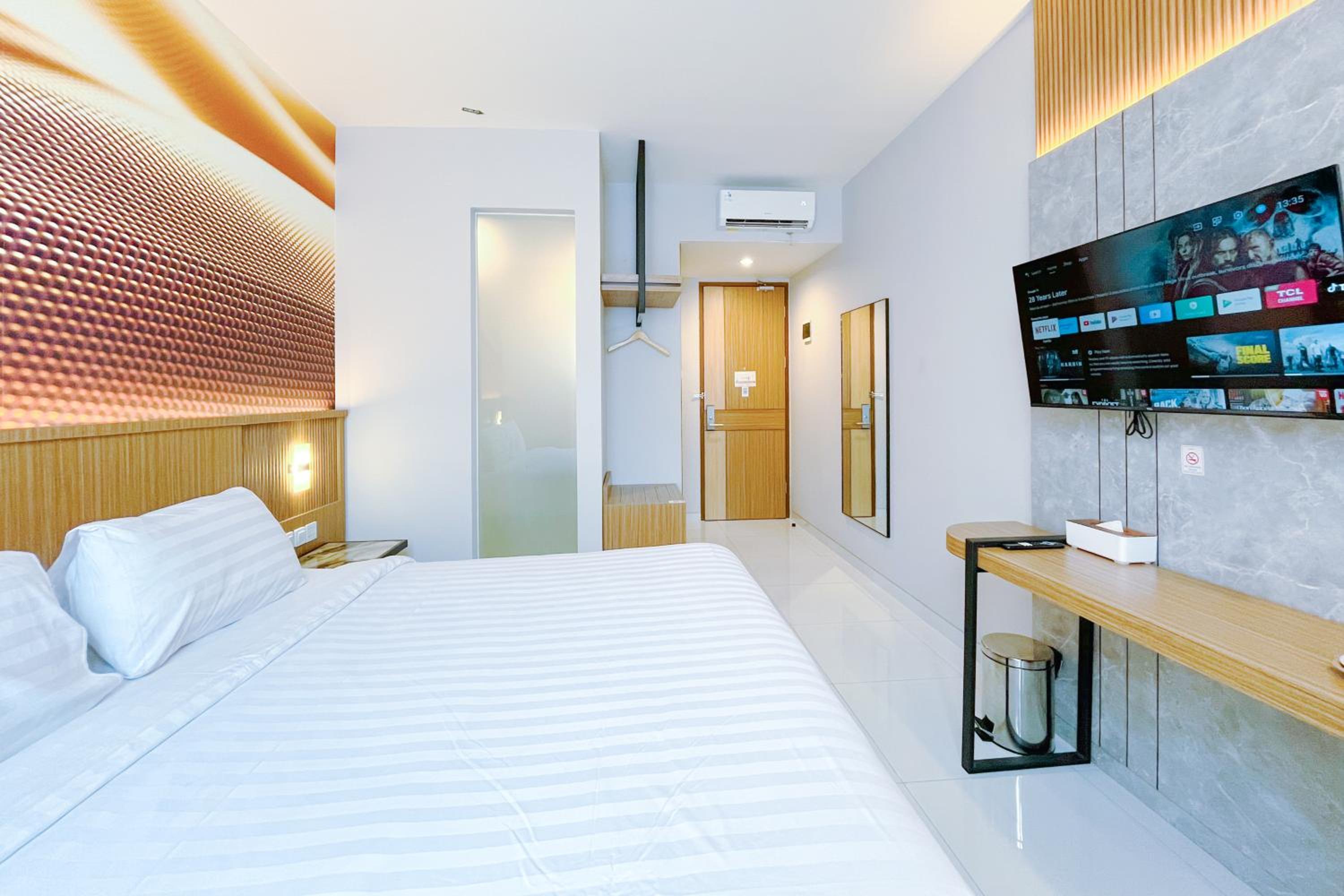 Deluxe King Room - Photo 8