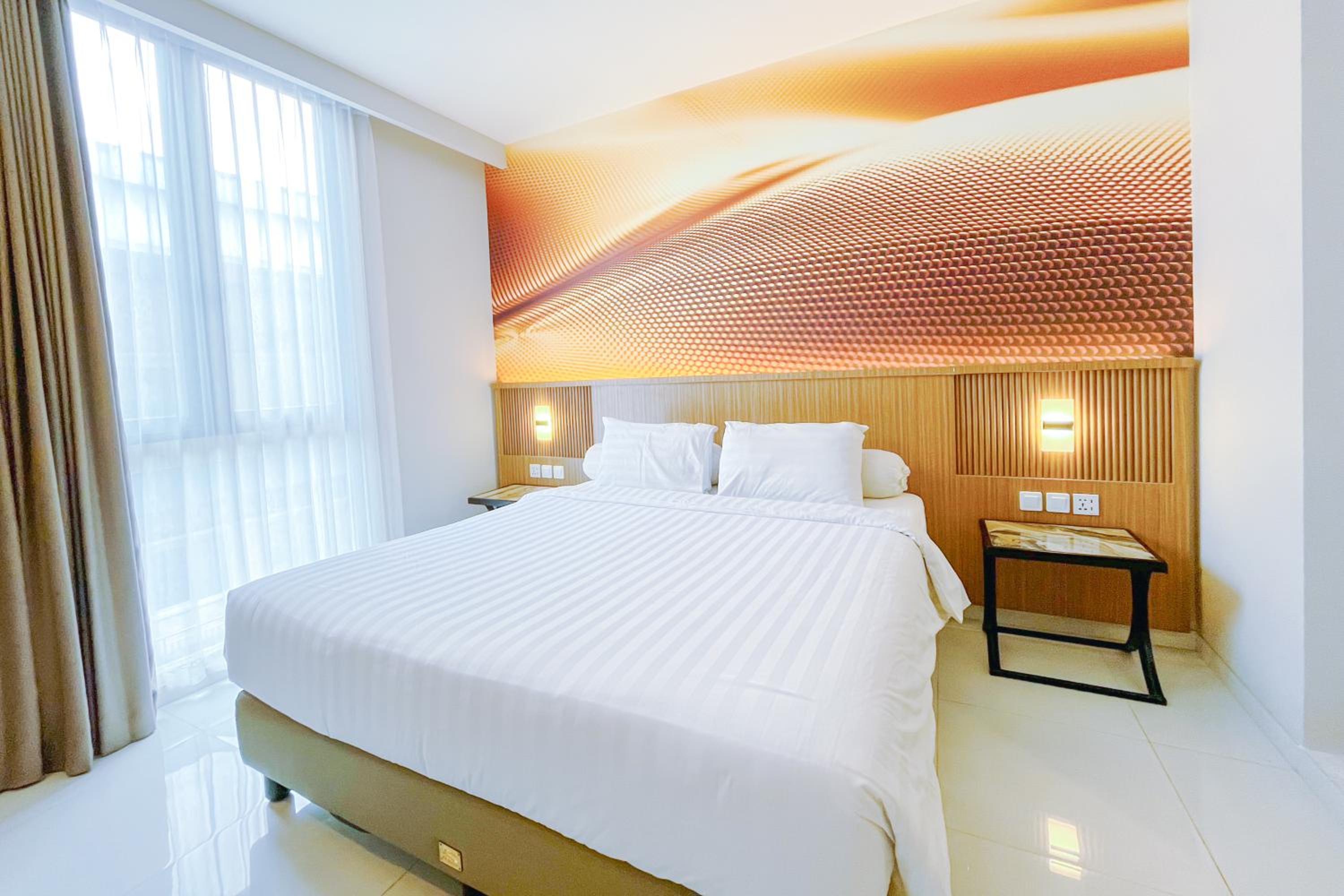 Deluxe King Room - Photo 9