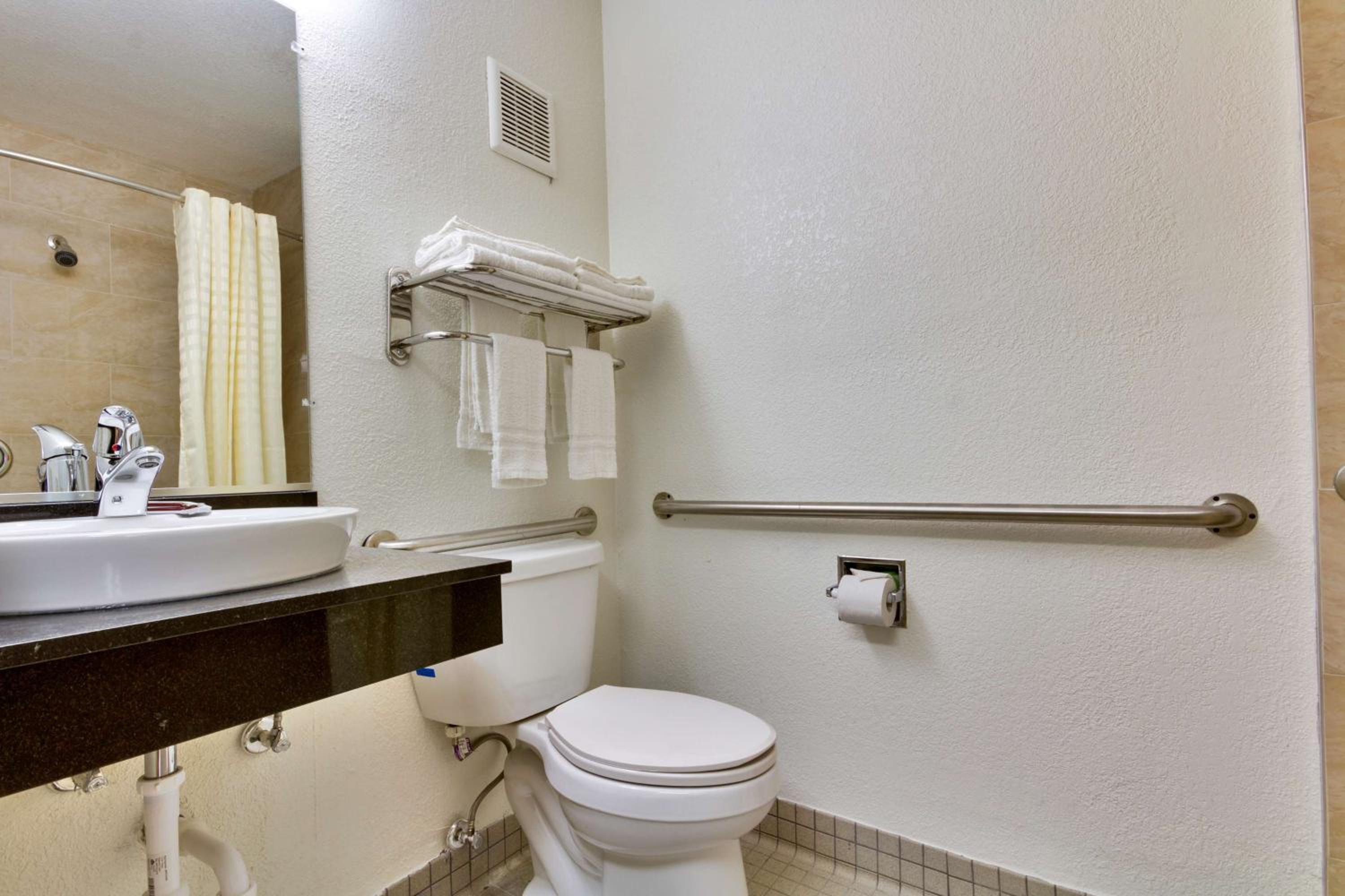 Queen Room - Disability Access - Non-Smoking - Photo 3