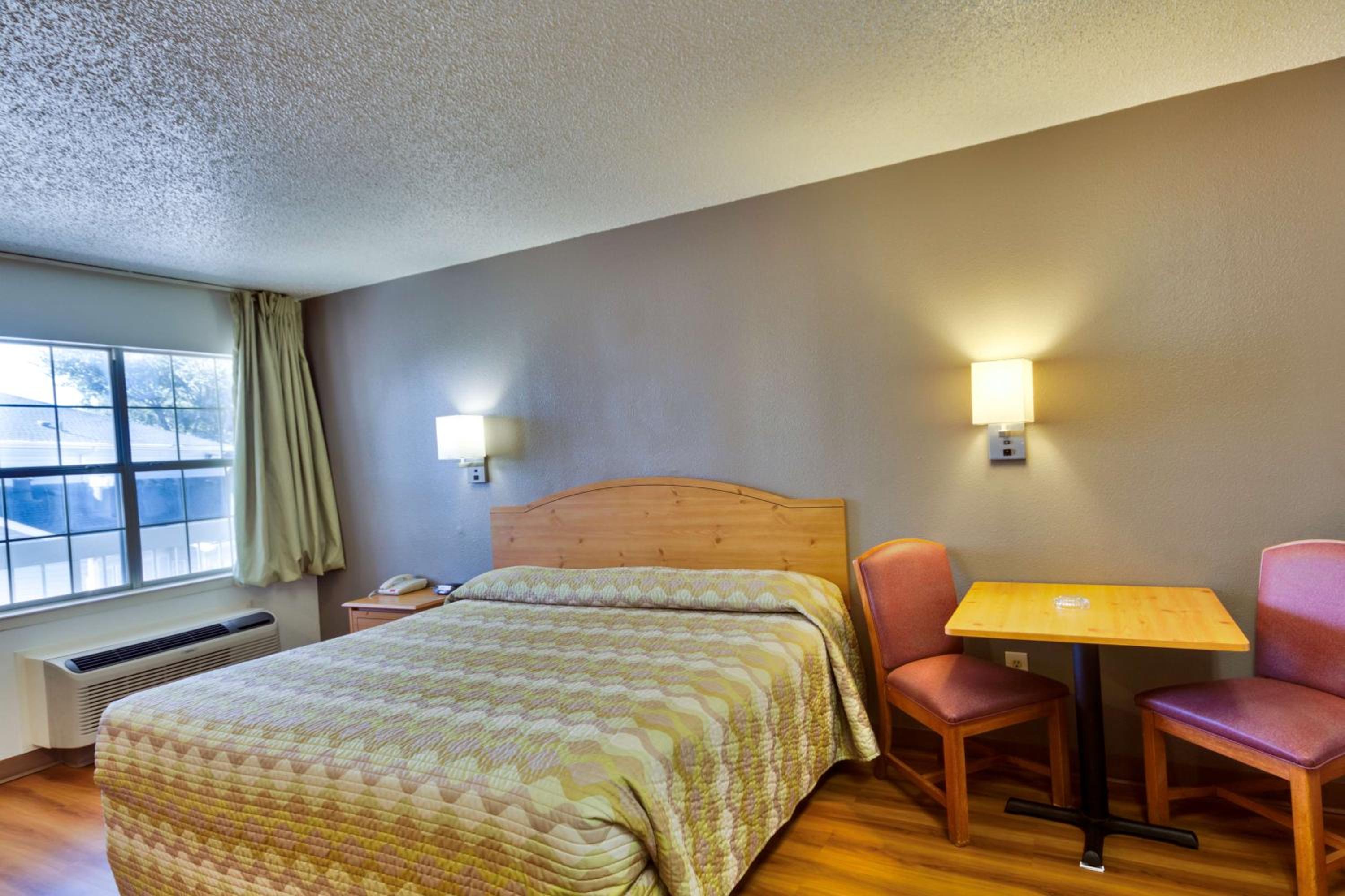 Queen Room - Non-Smoking - Photo 1