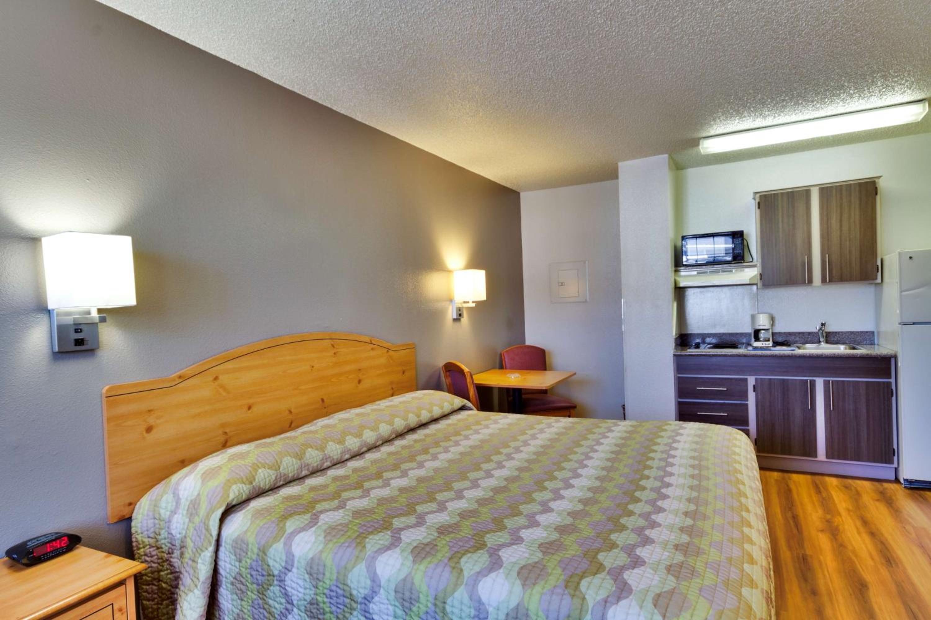 Queen Room - Non-Smoking - Photo 7