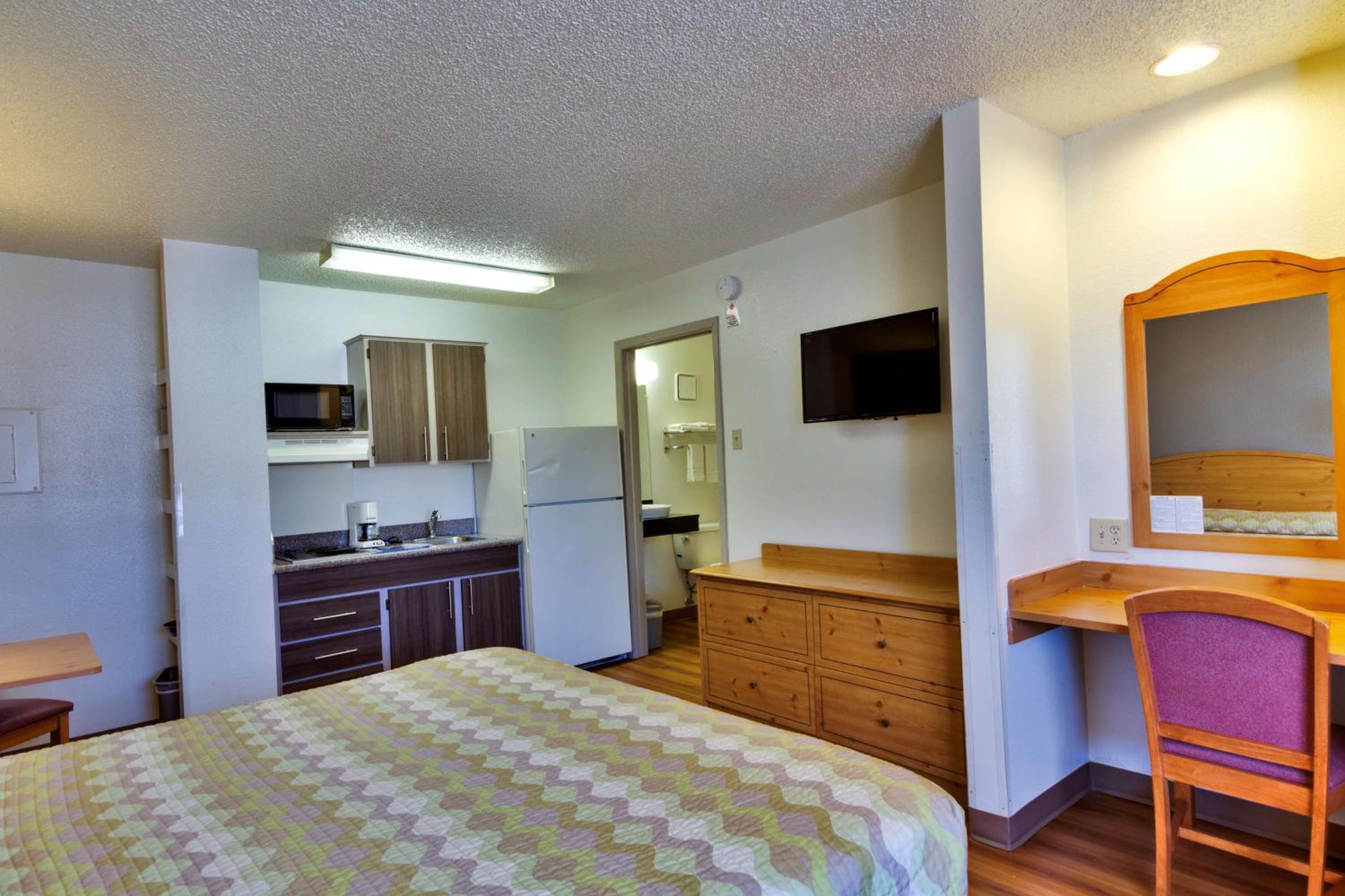 Queen Room - Non-Smoking - Photo 6