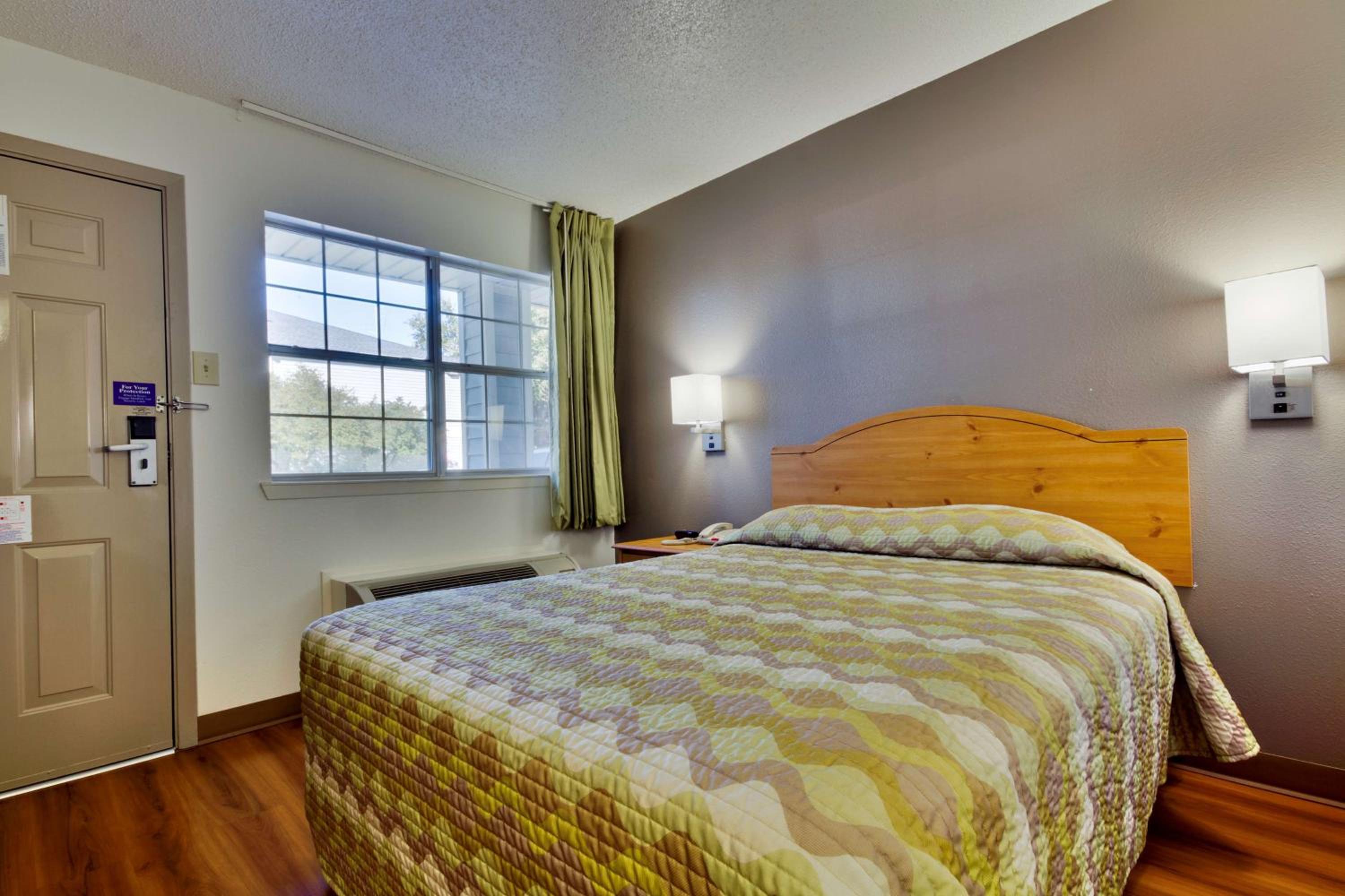 King Room - Non-Smoking - Photo 2