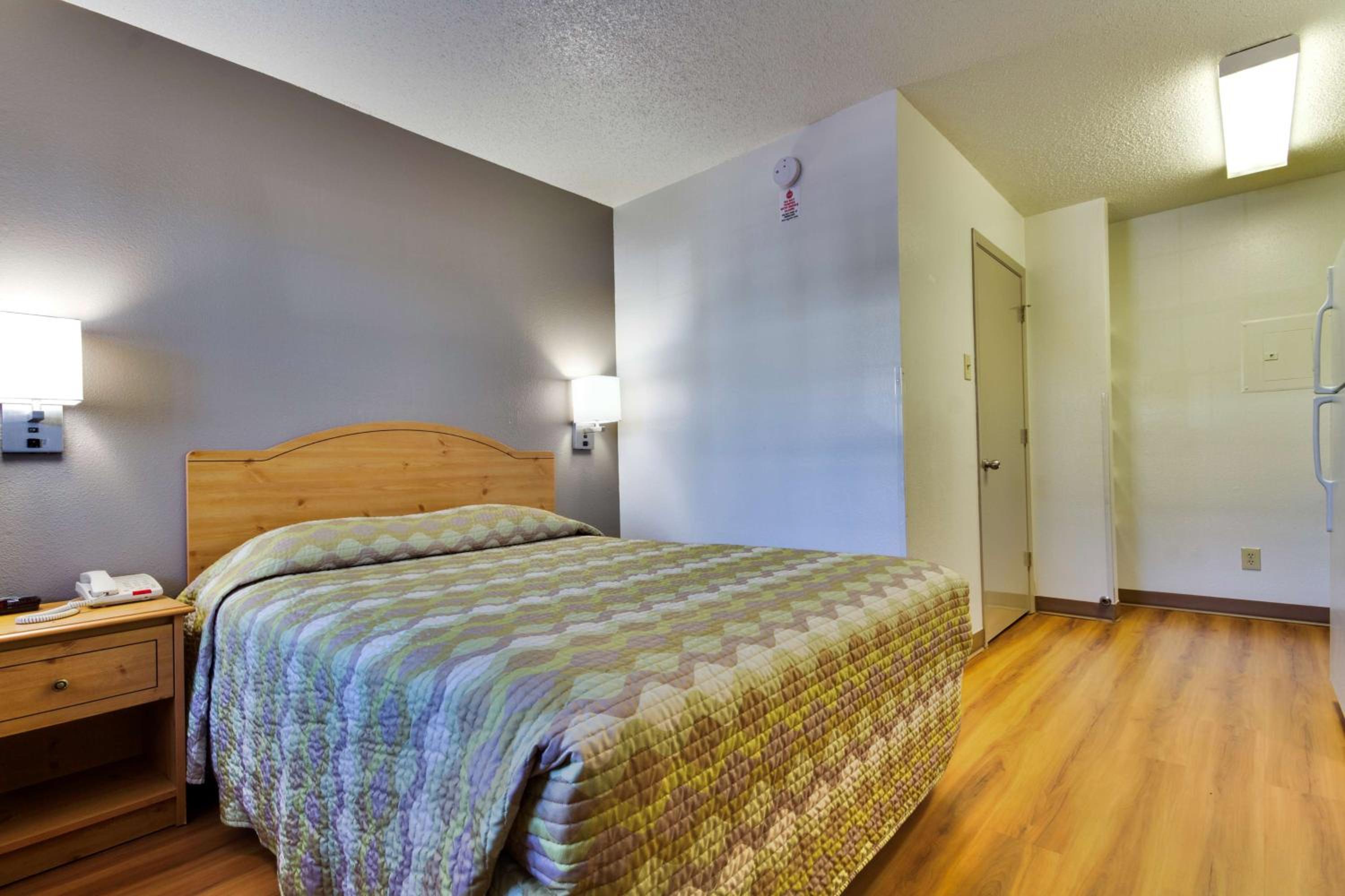 King Room - Non-Smoking - Photo 3