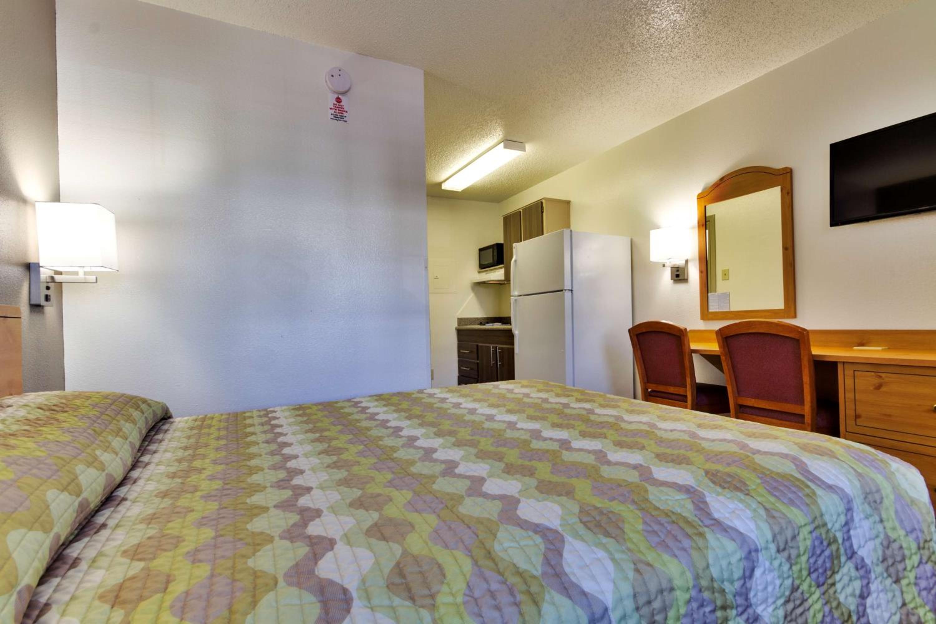 King Room - Non-Smoking - Photo 4