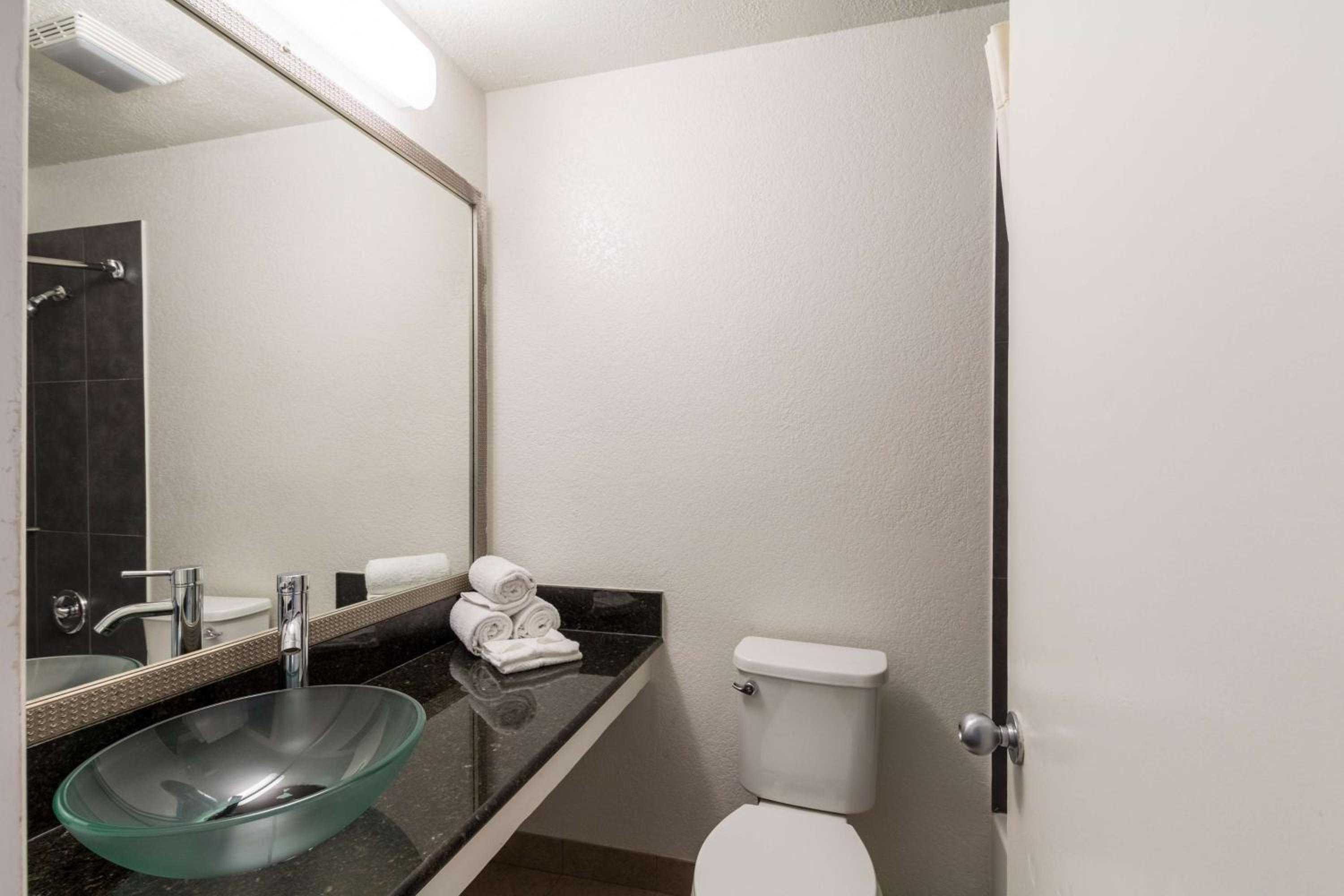 Standard Suite - Non-Smoking - Photo 2