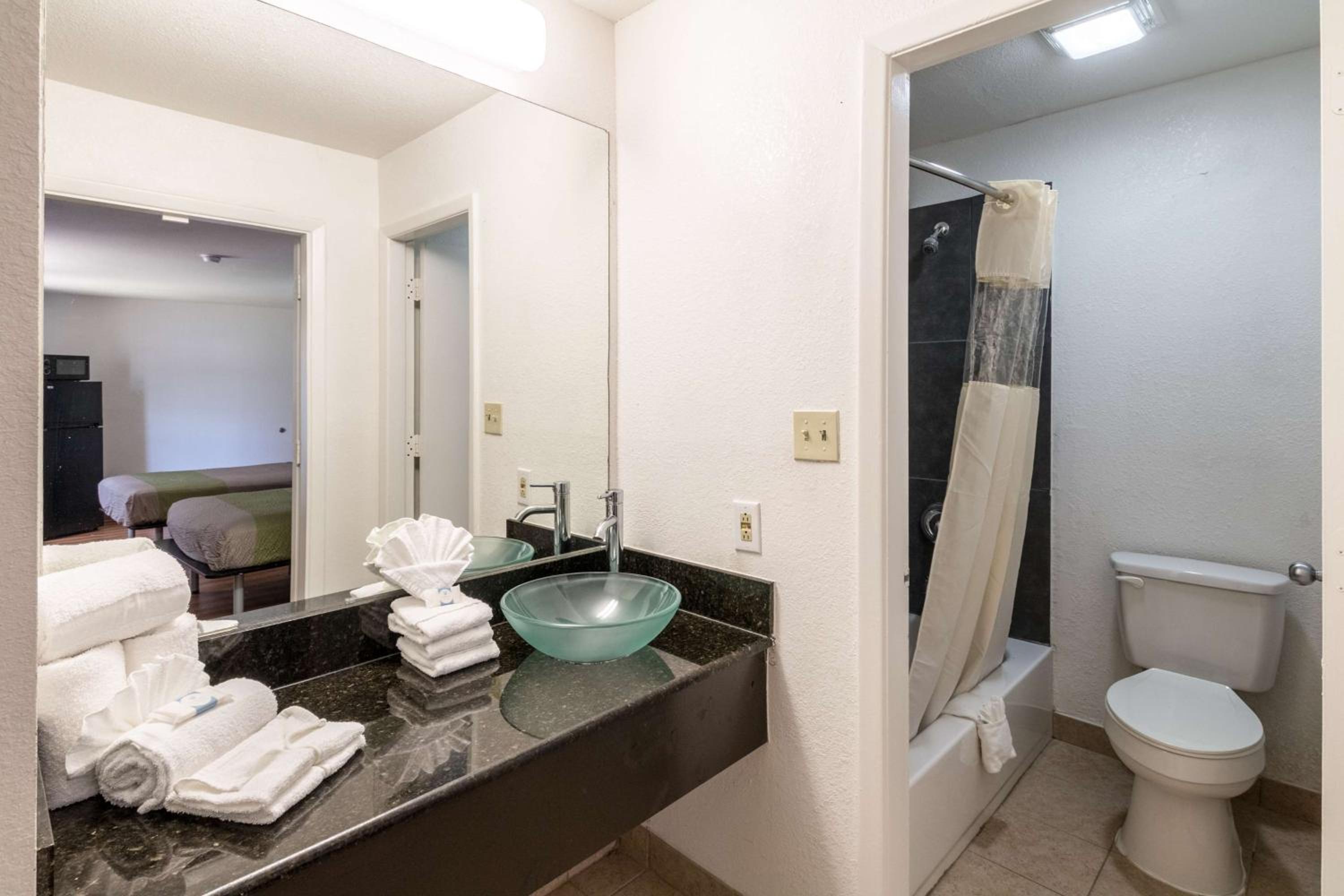 Standard Suite - Non-Smoking - Photo 7
