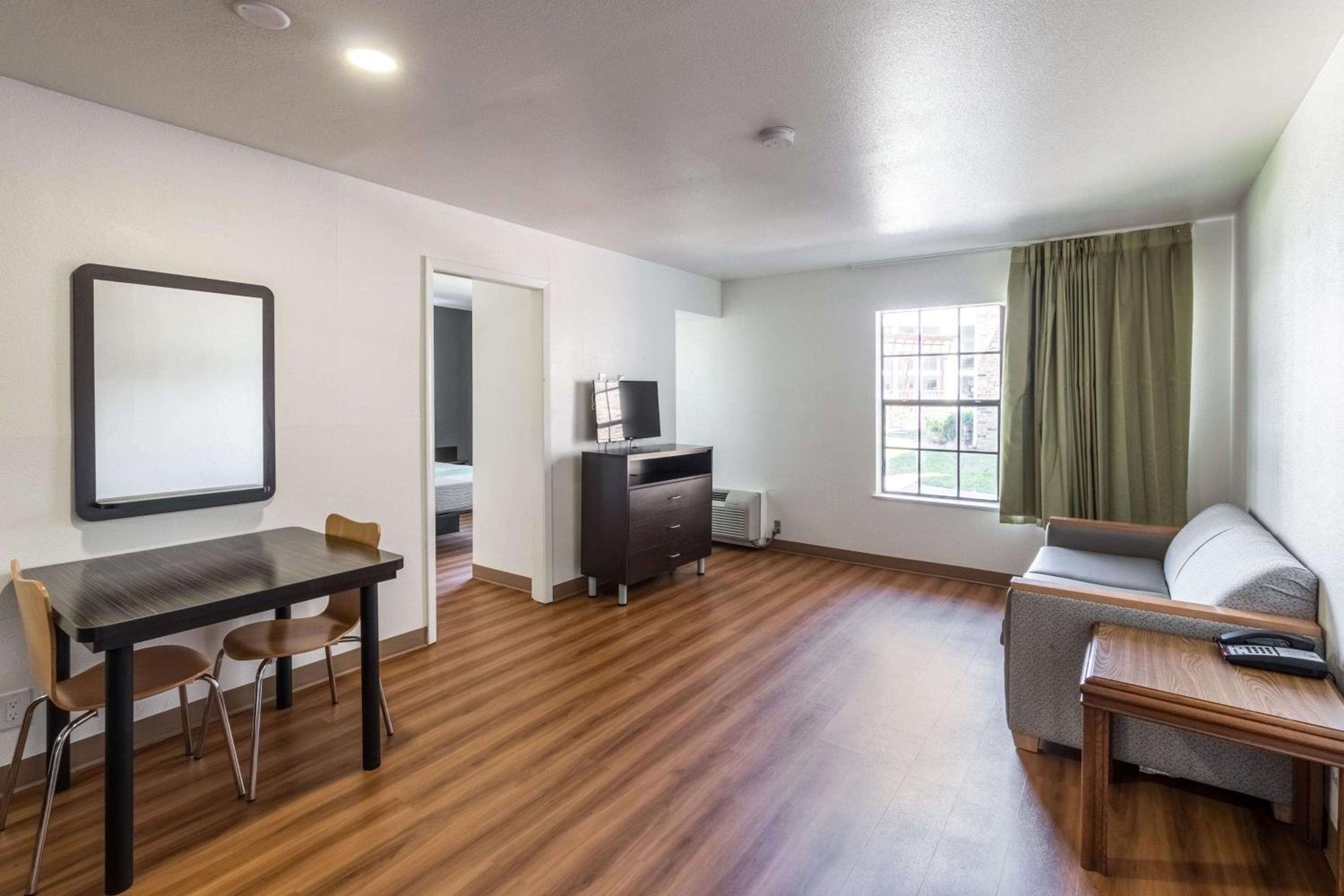 Deluxe King Room - Non-Smoking - Photo 5