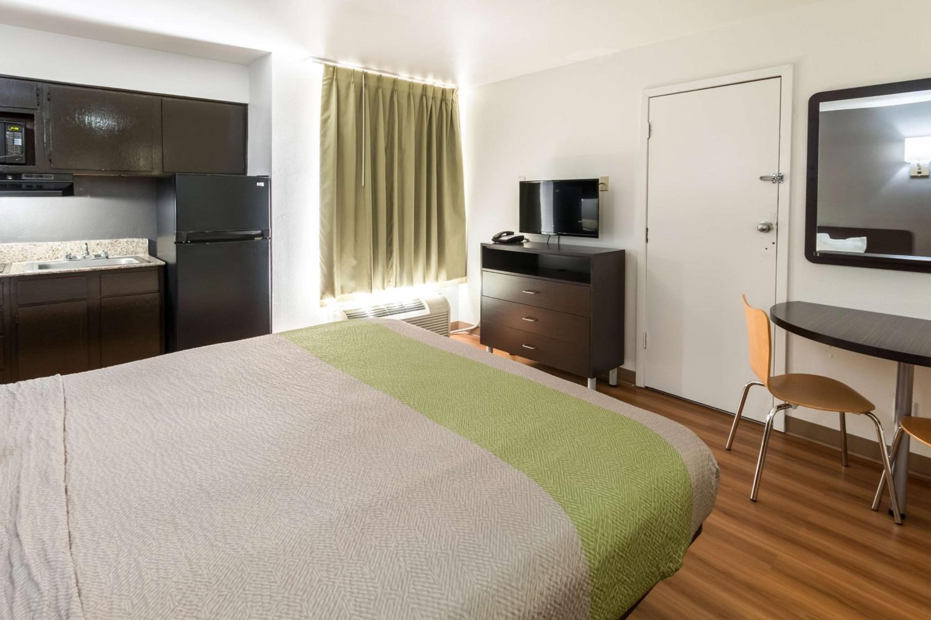 Deluxe King Room - Non-Smoking - Photo 6