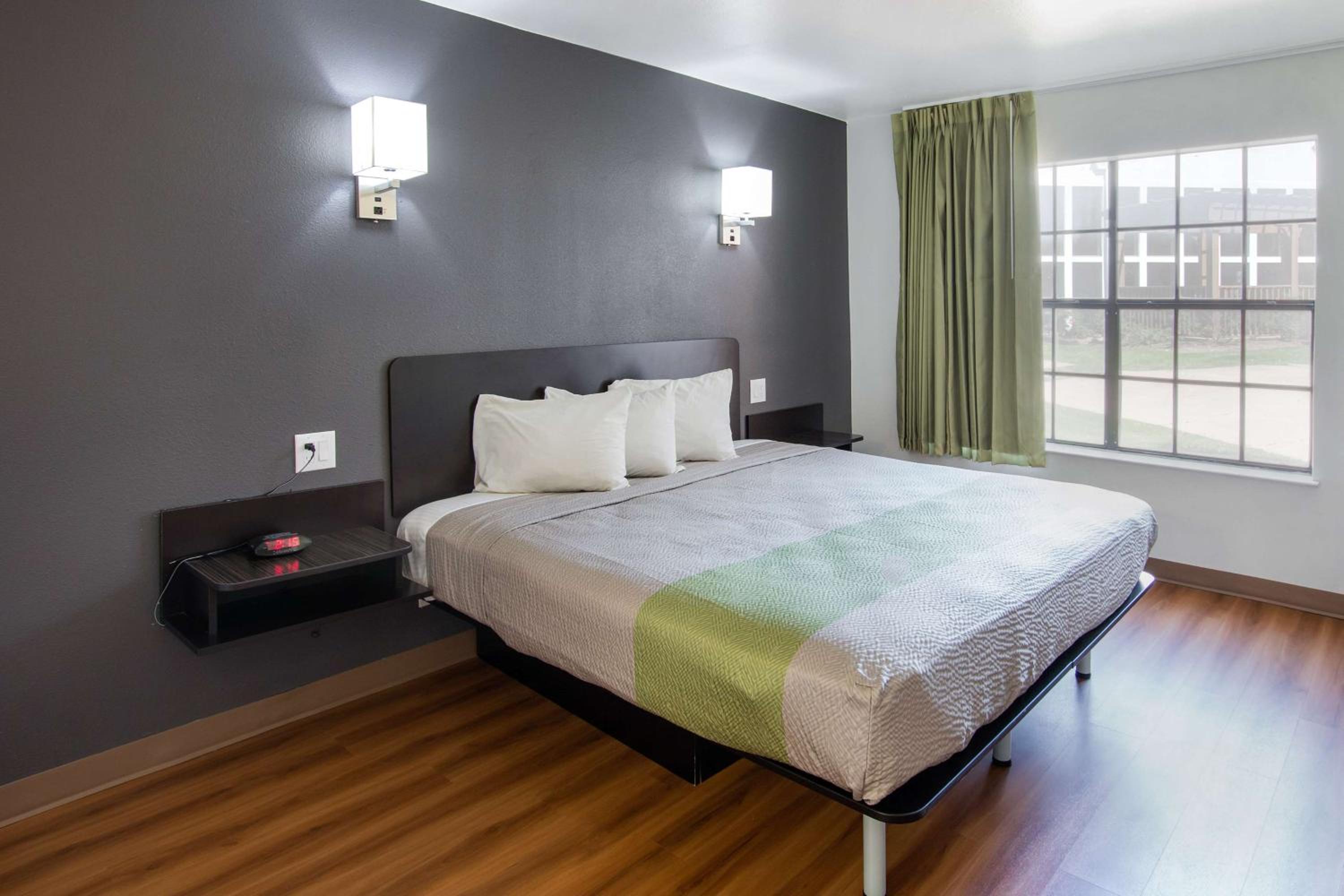Deluxe King Room - Non-Smoking - Photo 9