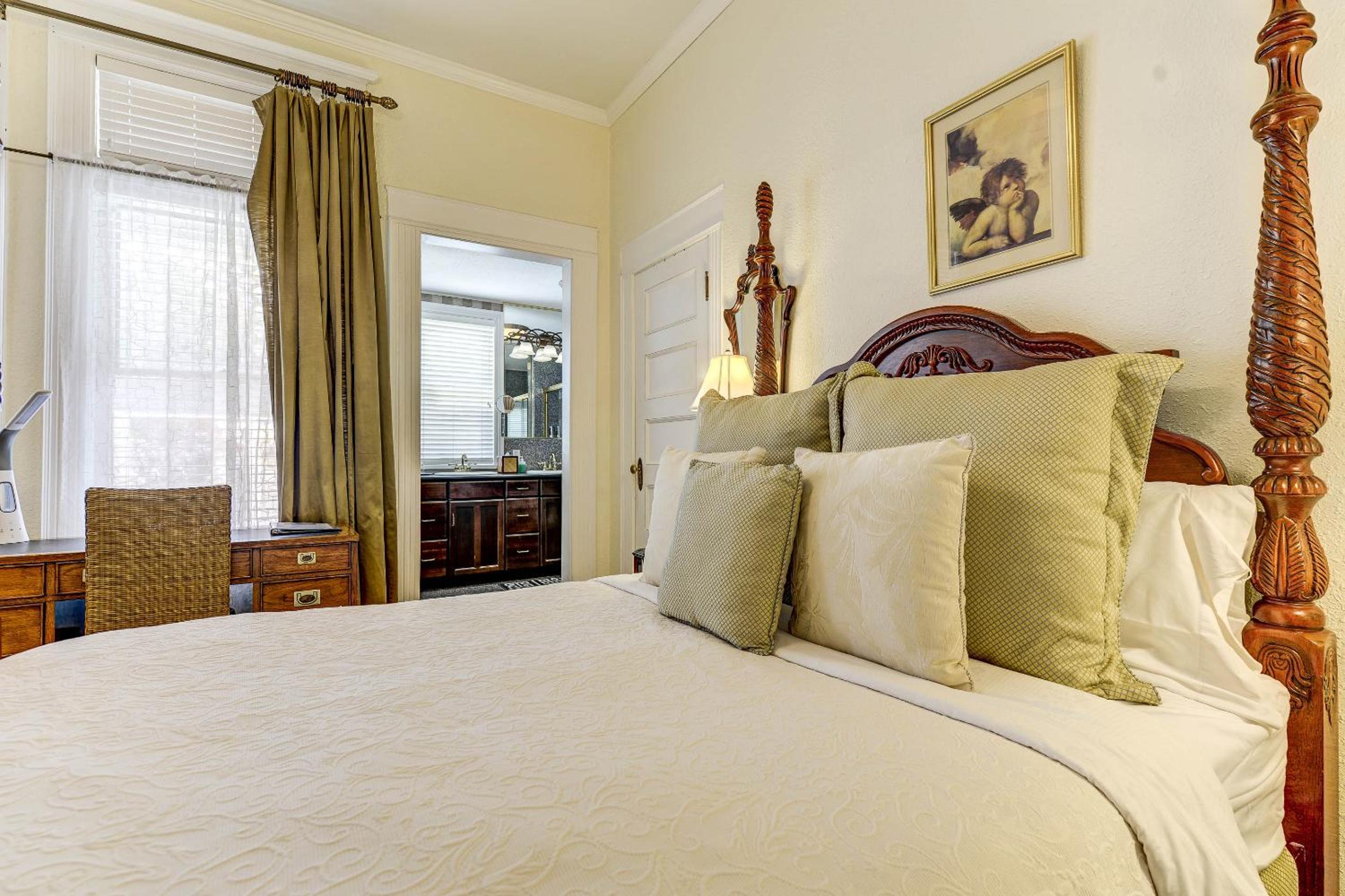 Queen Room with Spa Bath