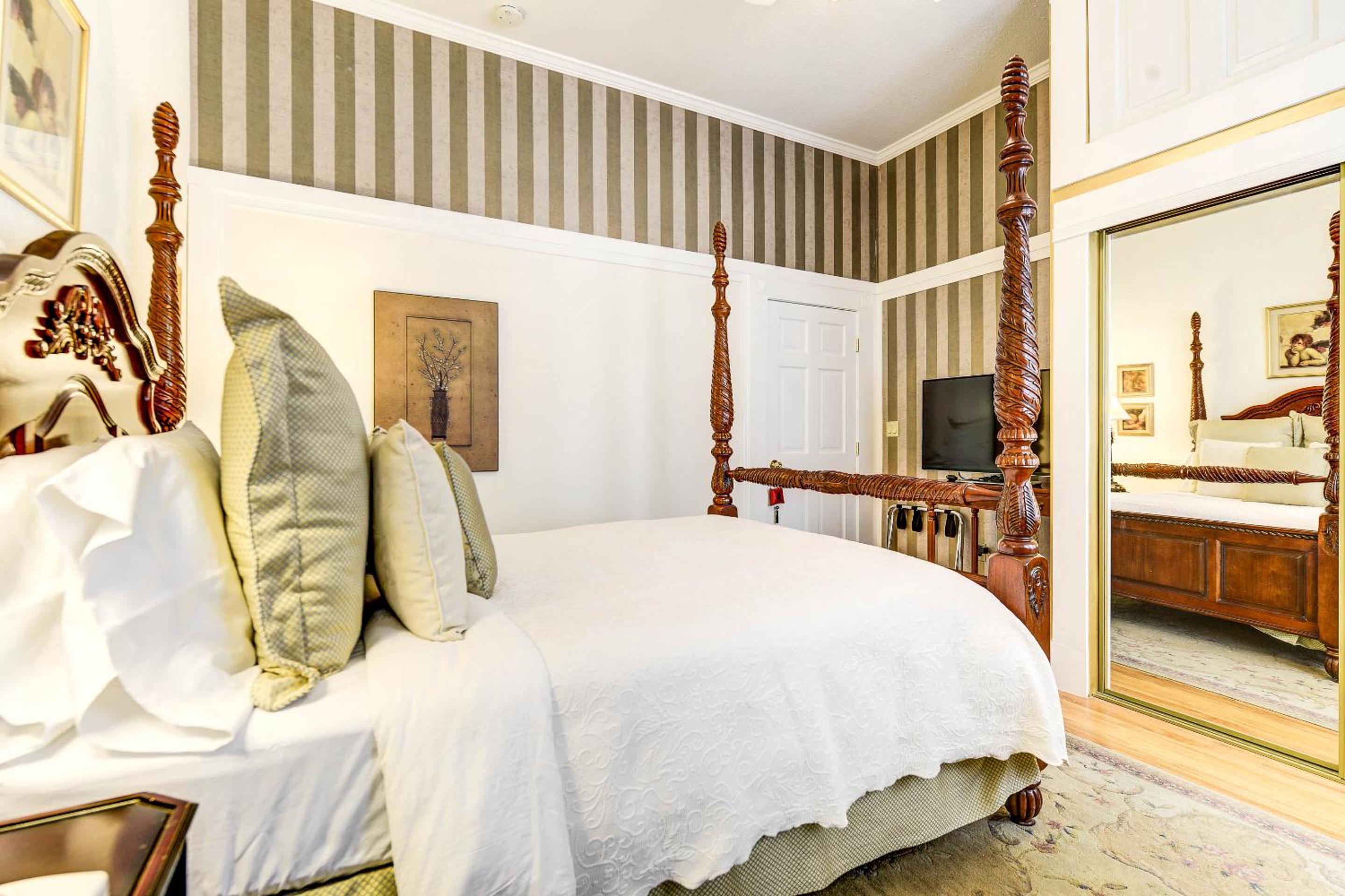 Queen Room with Spa Bath photo 2