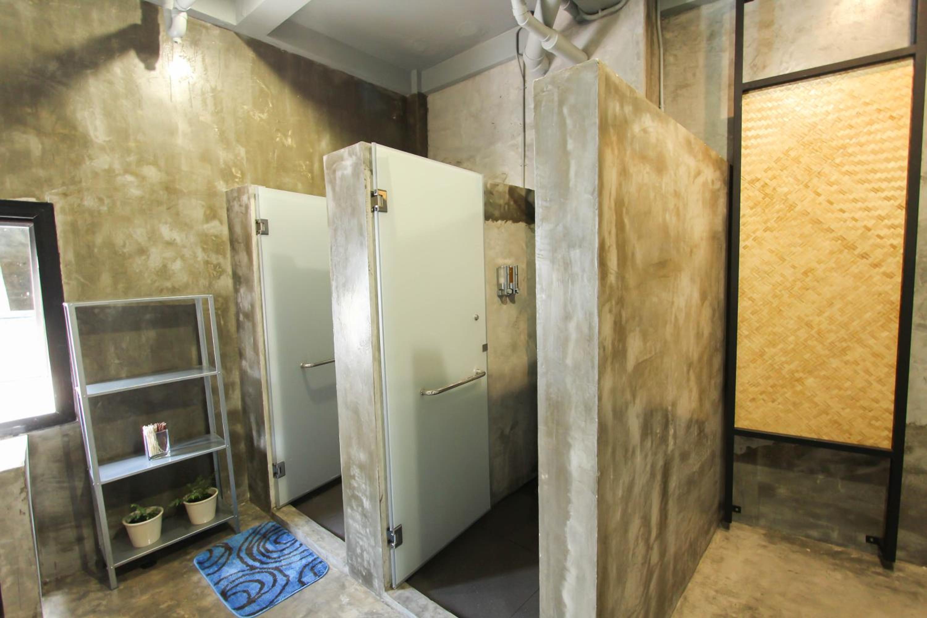 Queen Room with Shared Bathroom photo 3