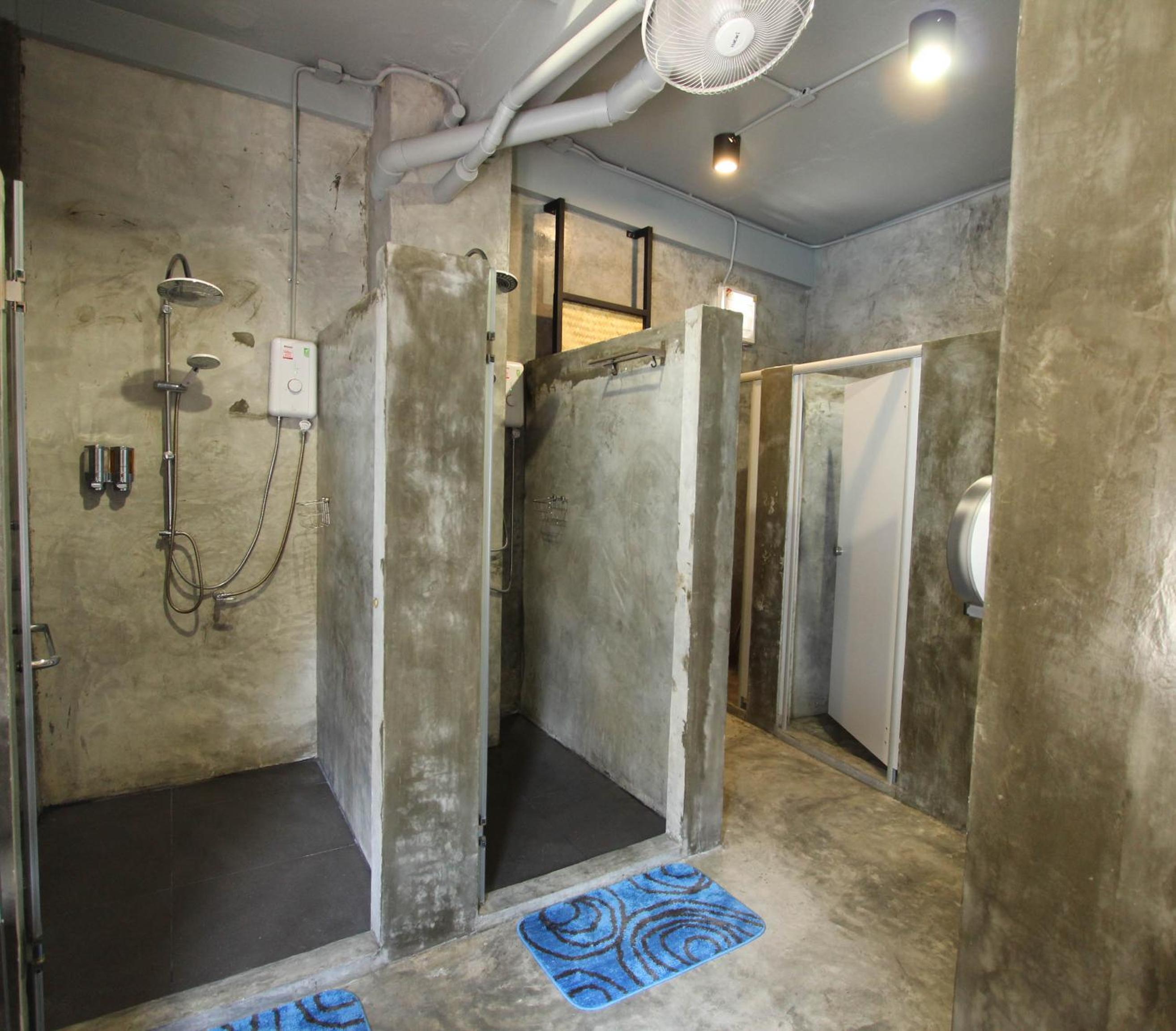 Queen Room with Shared Bathroom photo 3