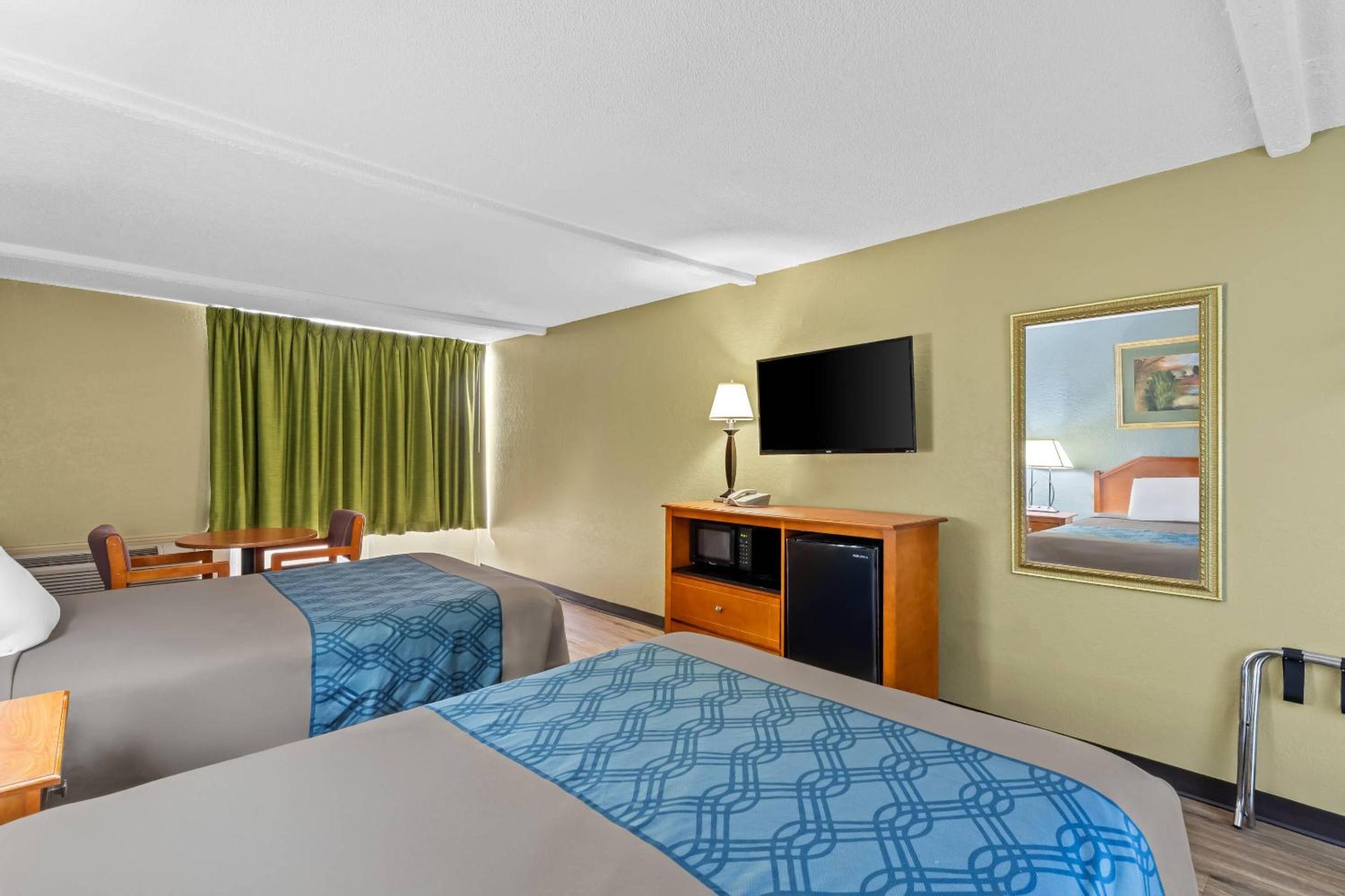 Double Room with Two Double Beds - Non-Smoking - Photo 2