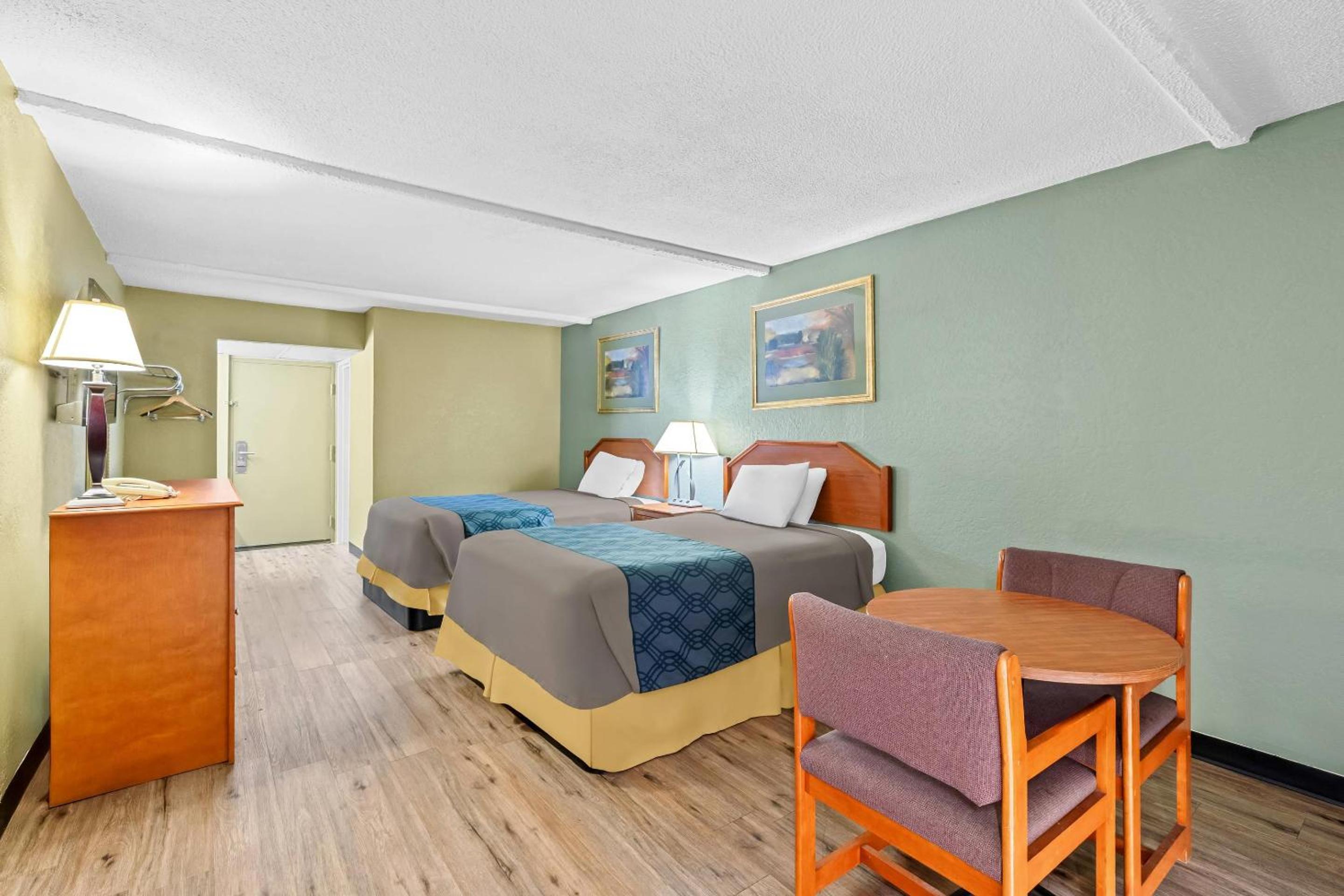 Double Room with Two Double Beds - Non-Smoking - Photo 3