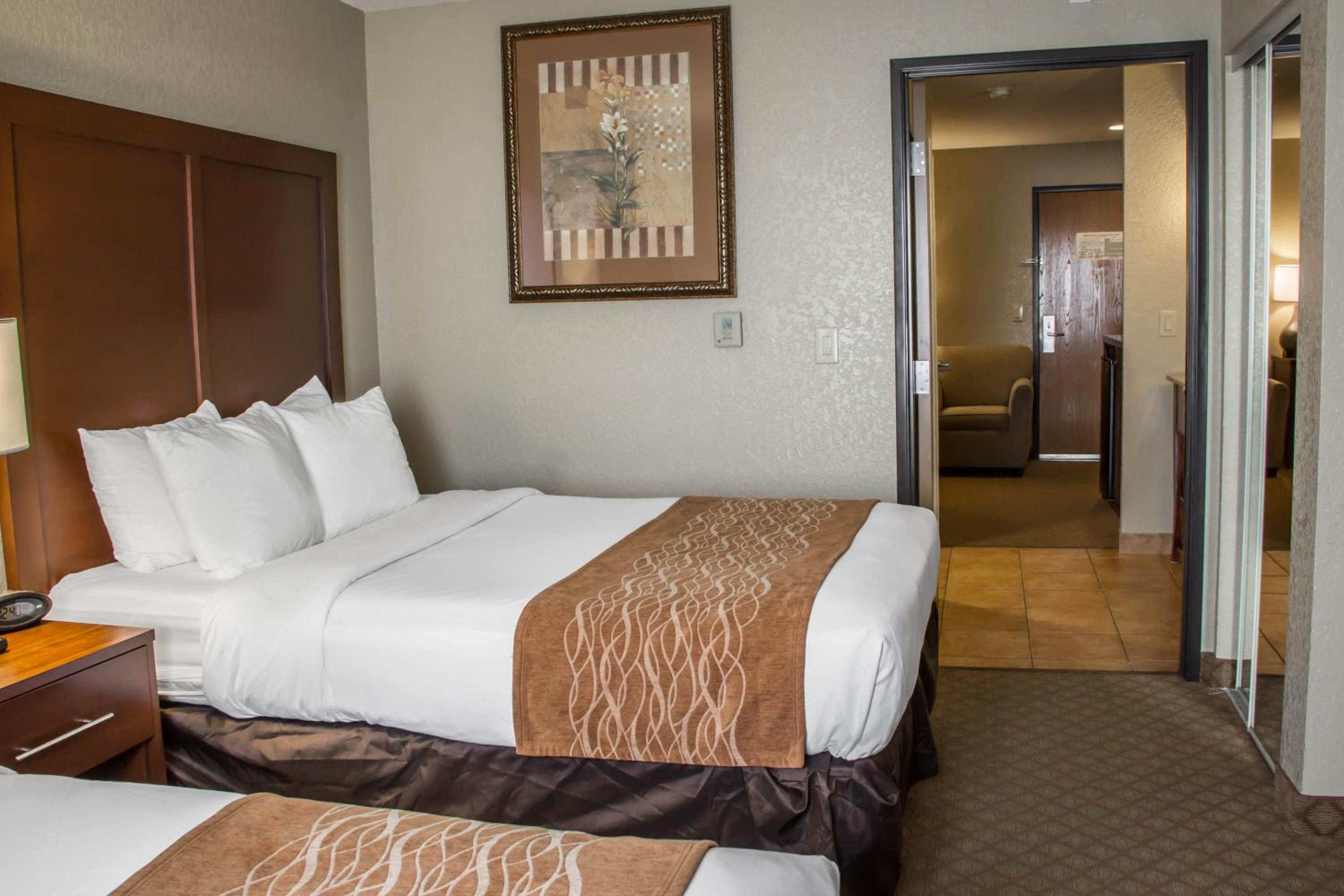 Queen Suite with Two Queen Beds - Non-Smoking - Photo 2