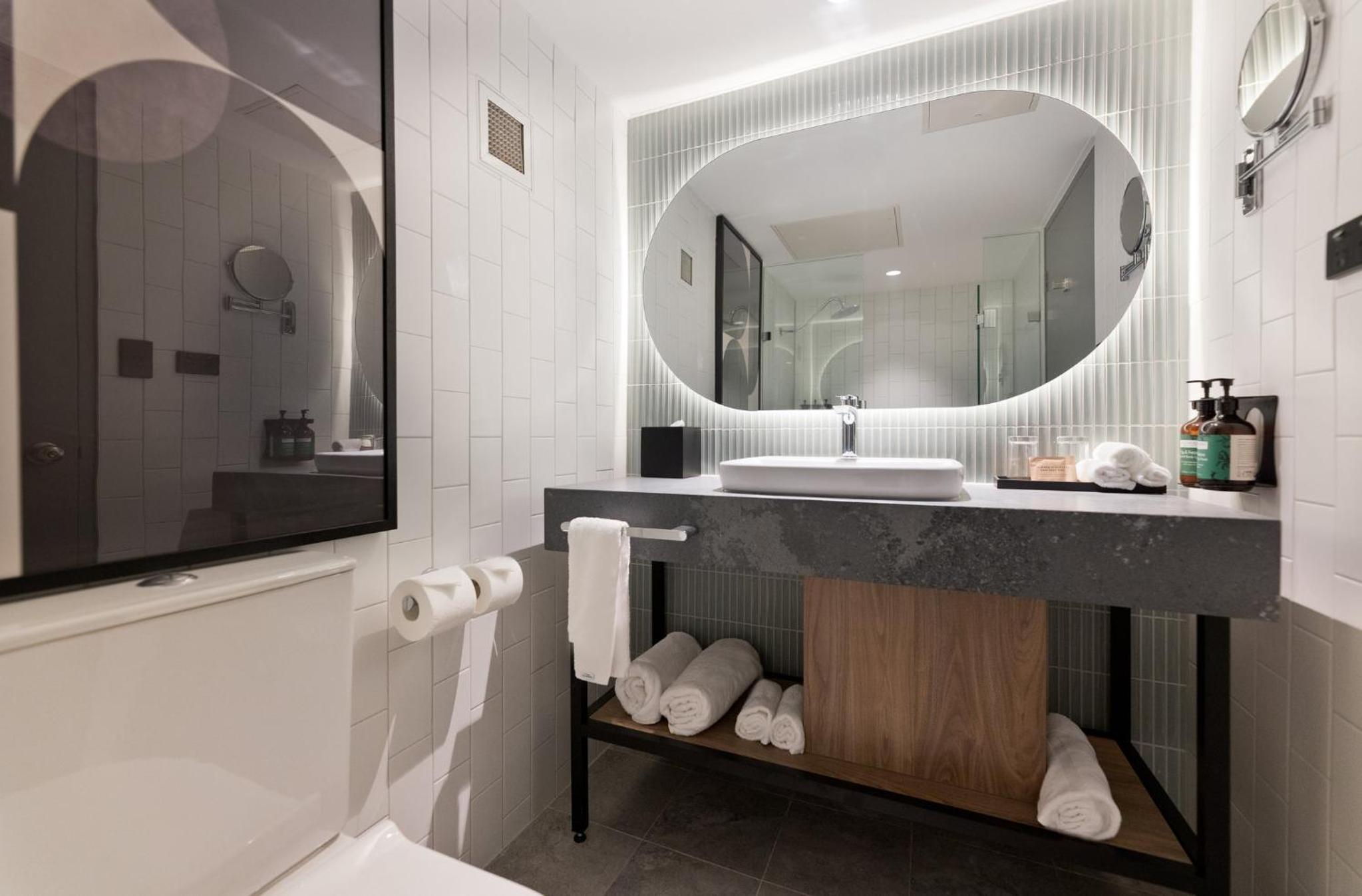 Premium King Room with Balcony and Swan River View - Photo 3