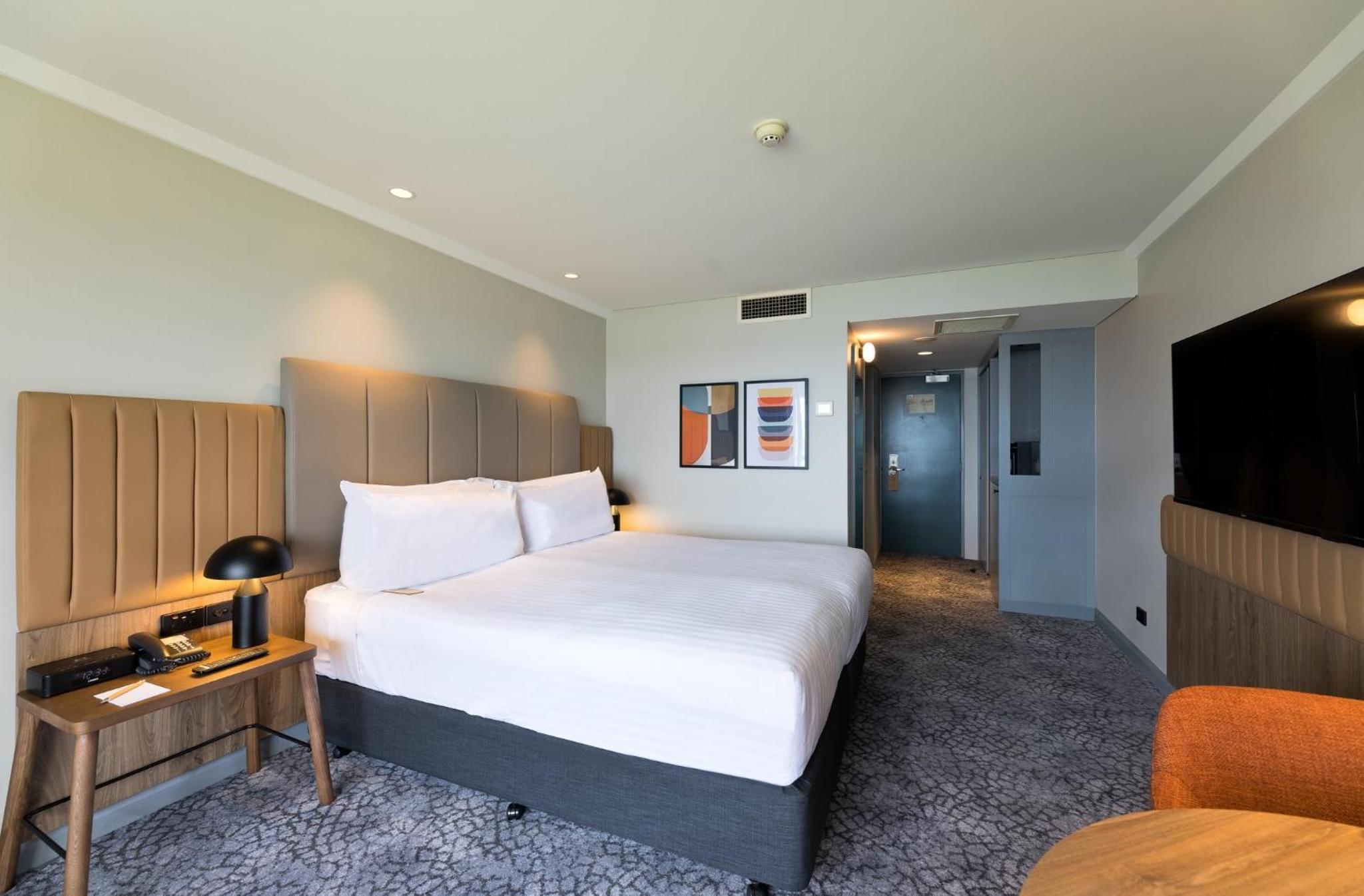 Premium King Room with Balcony and Swan River View - Photo 4