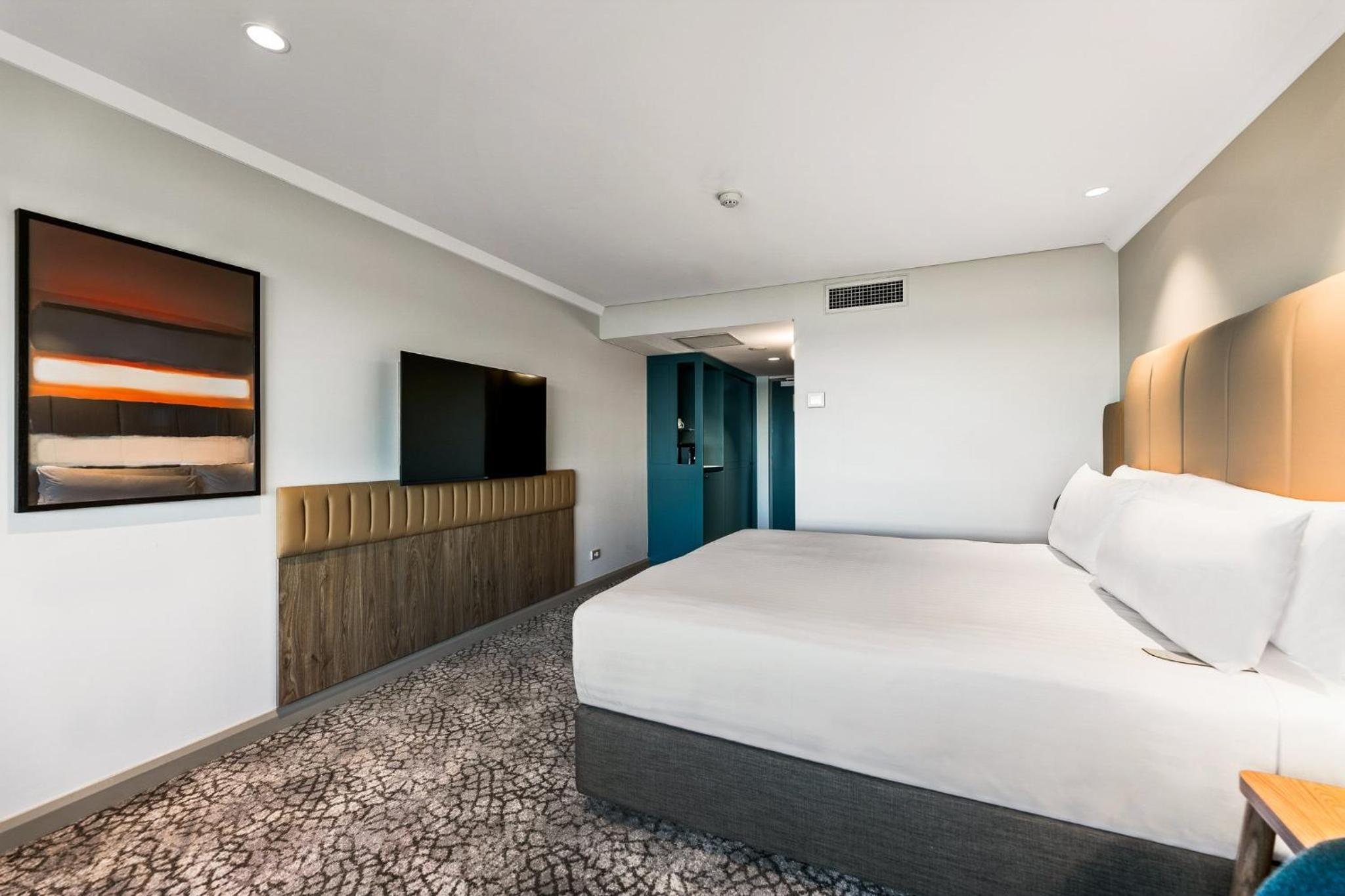 Premium King Room with Balcony and Swan River View - Photo 5