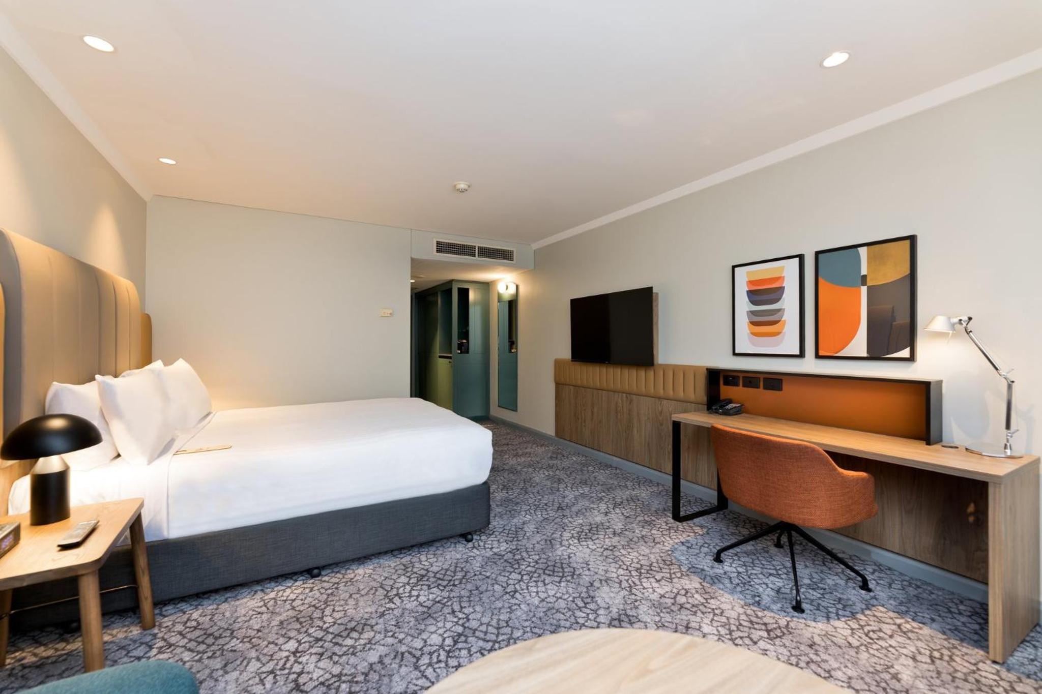 Standard Queen Room with Walk-In Shower - Photo 3