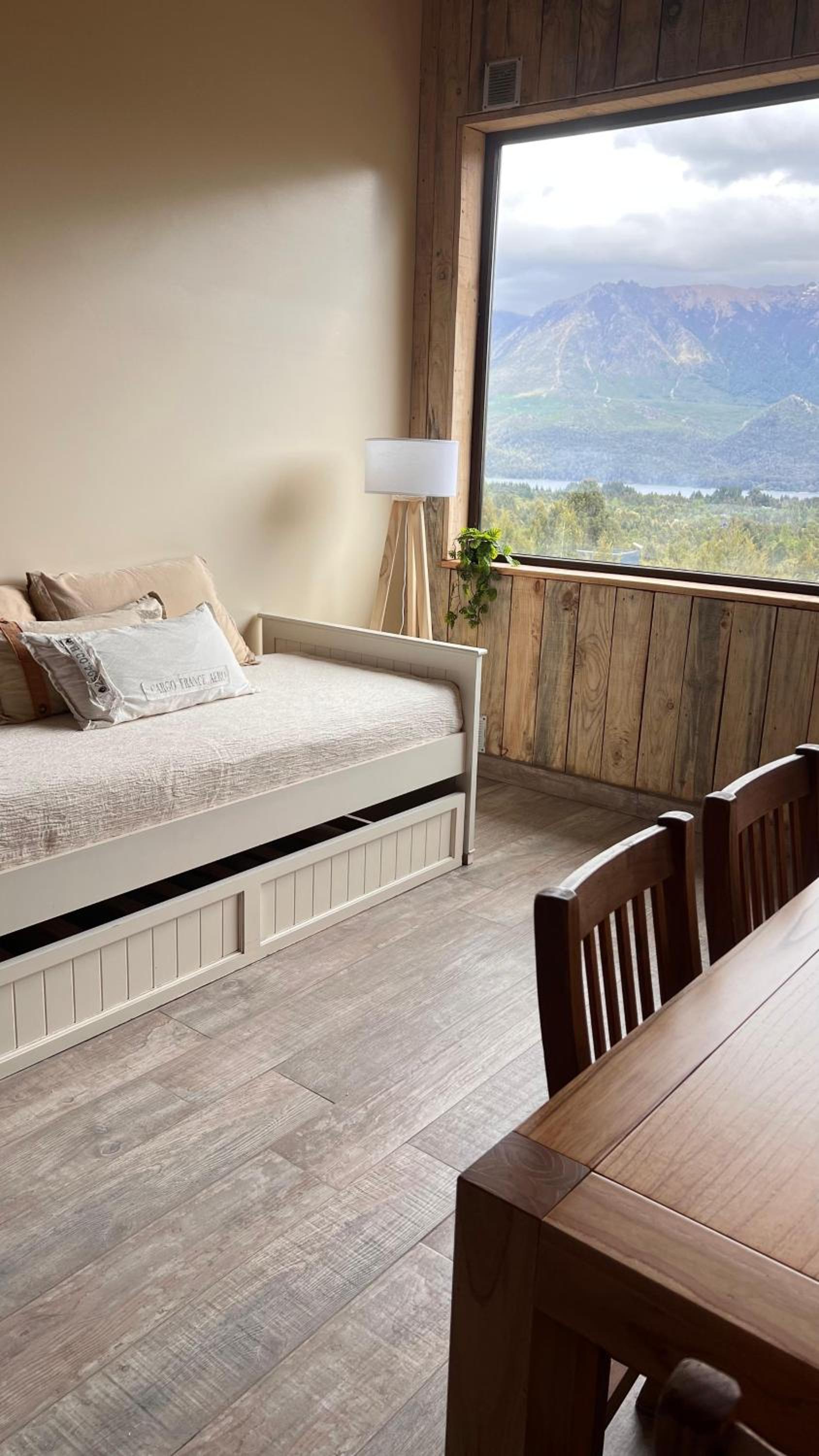 One-Bedroom Apartment with Lake View photo 1