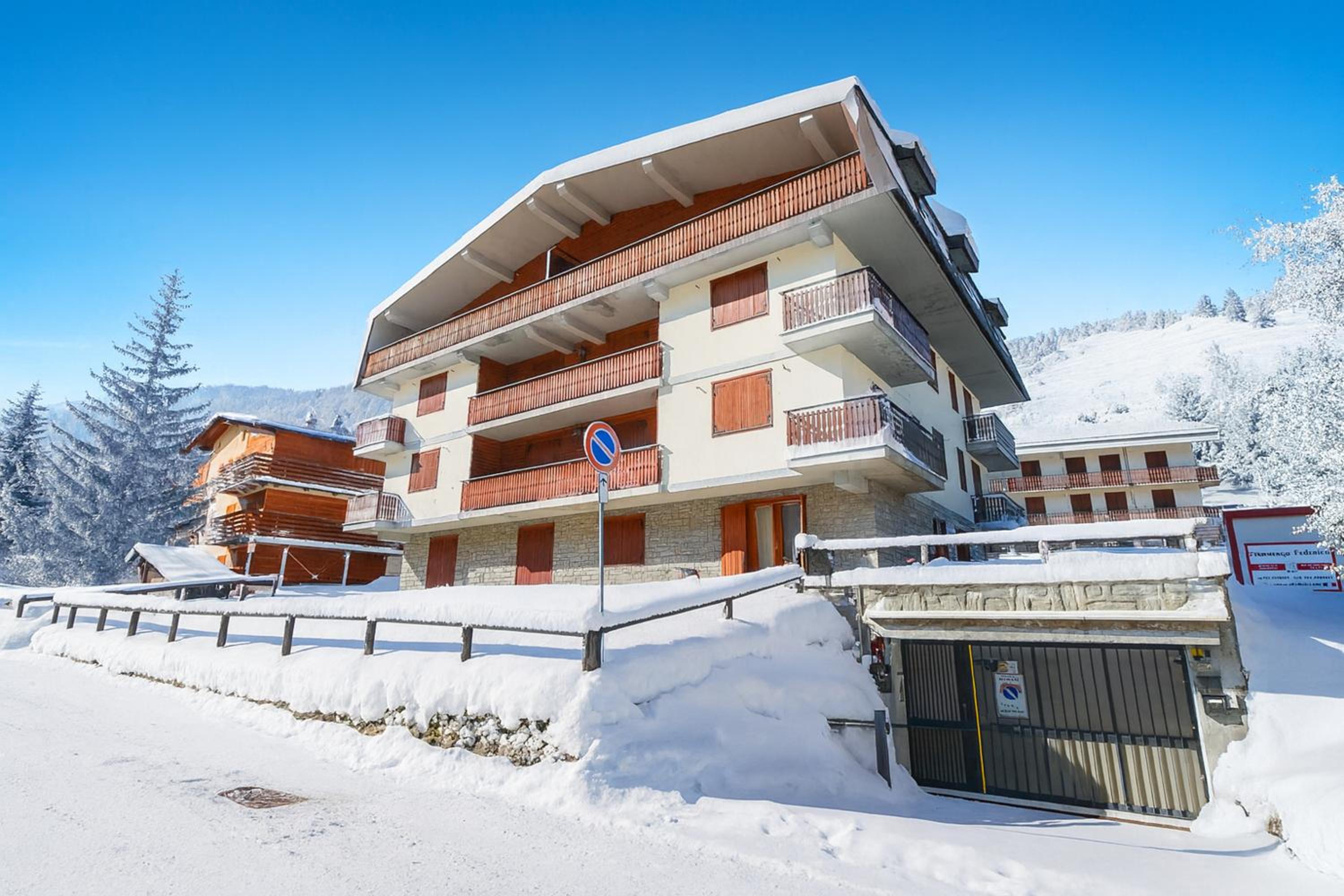 Apartment with Balcony photo 2