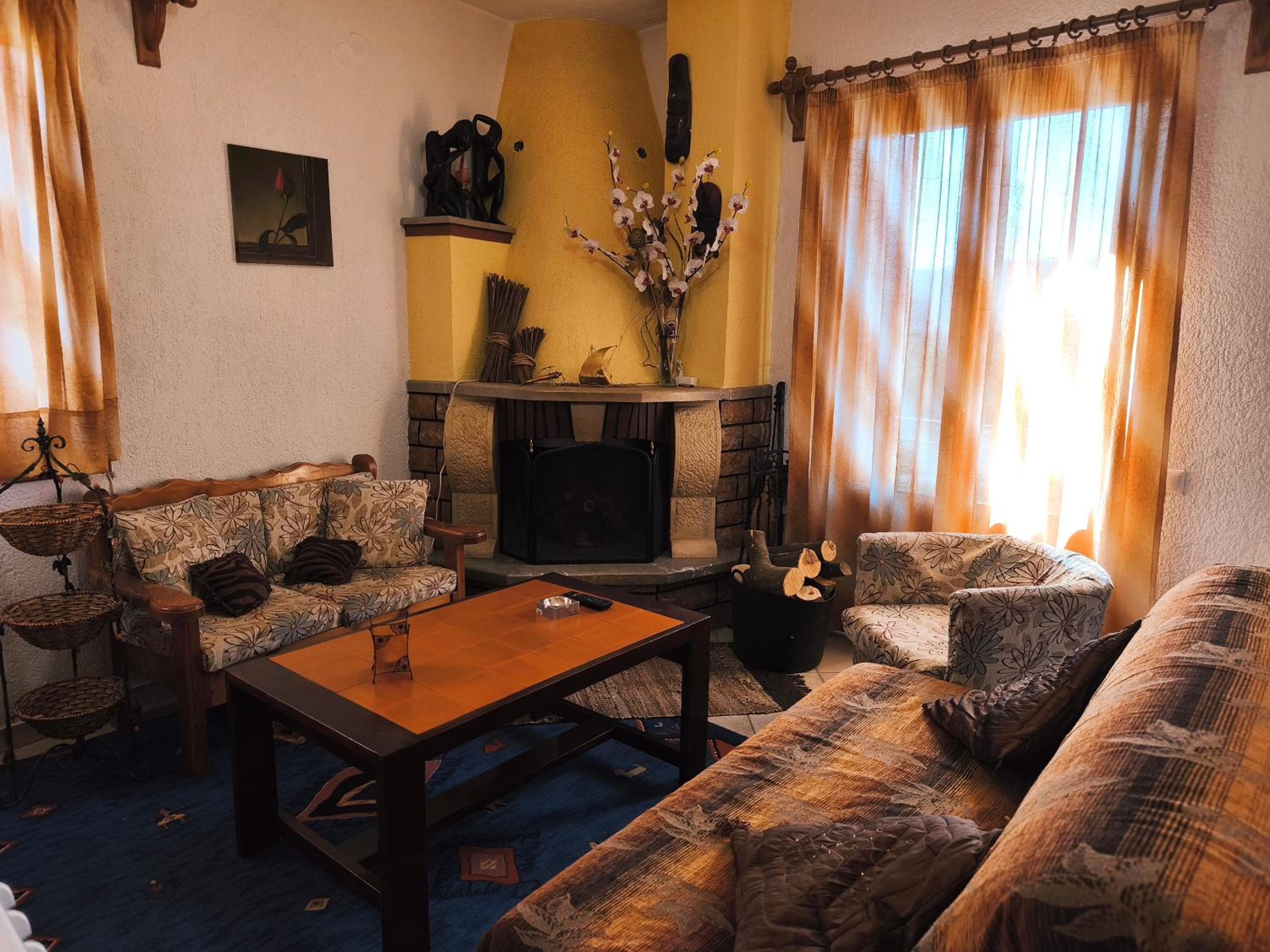 One-Bedroom Apartment - Photo 2
