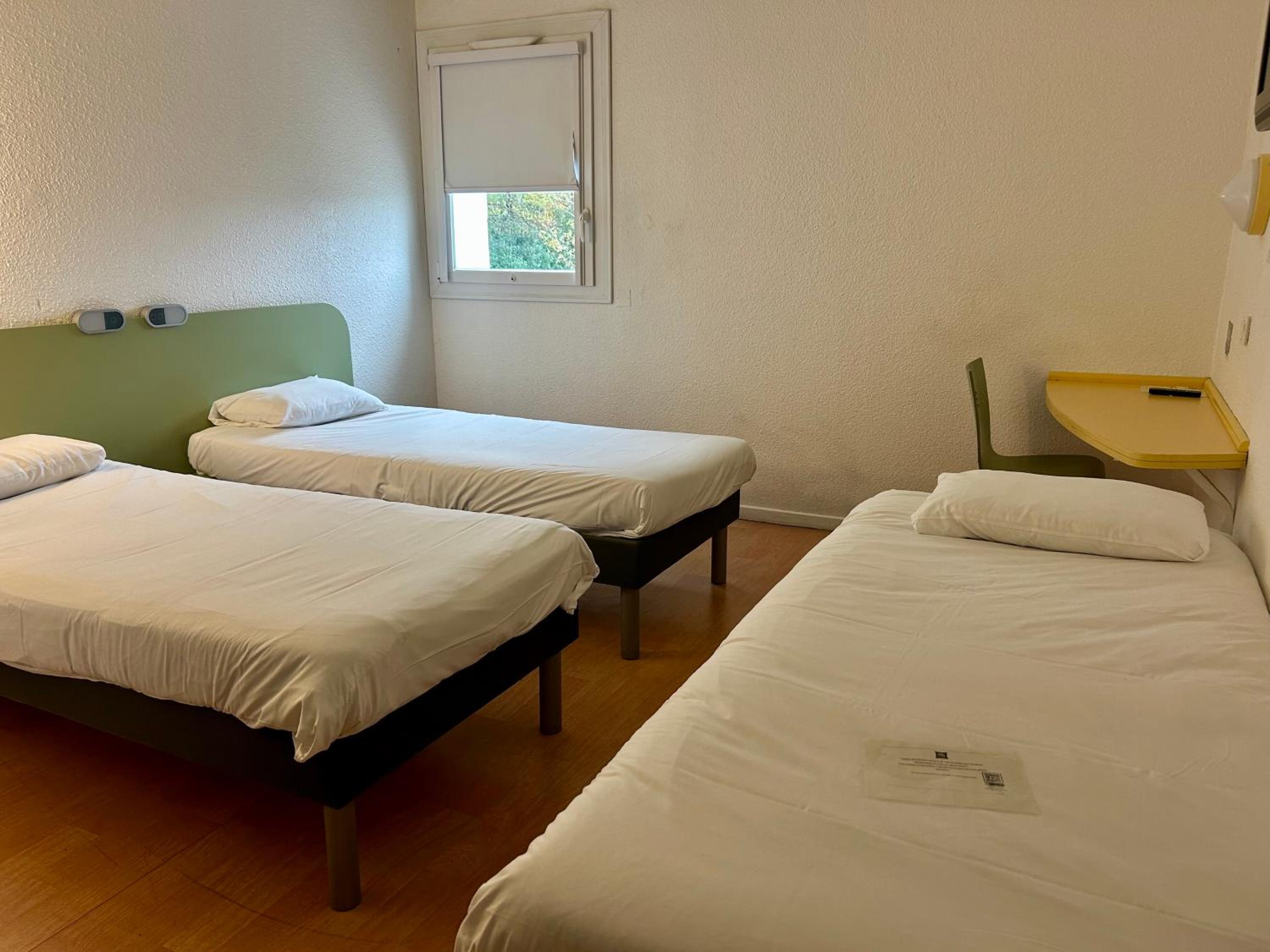 Standard Room with Three Single Bed photo 2
